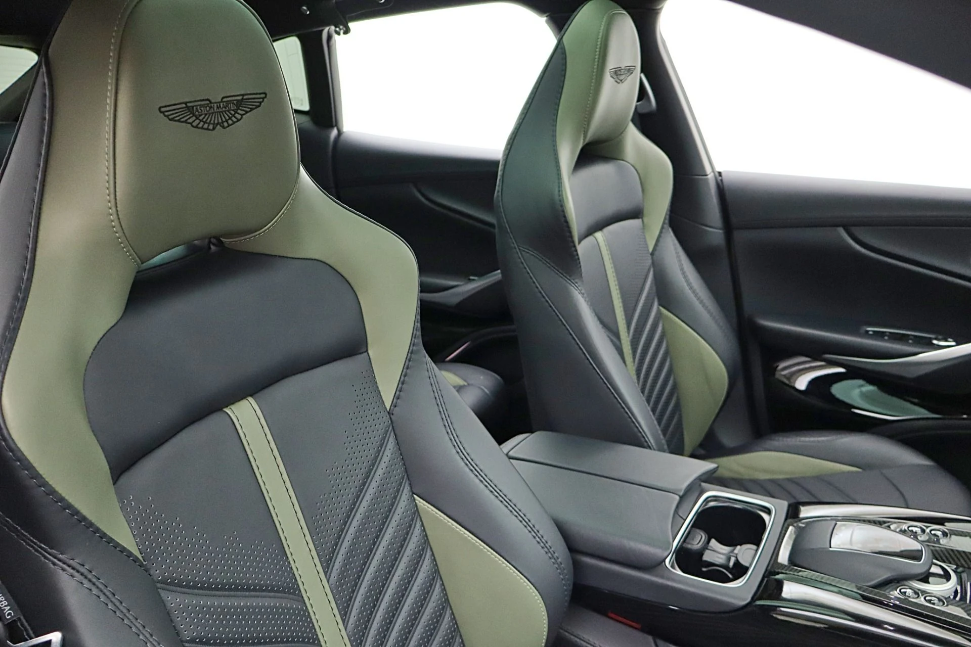 mph039_4268236990_Used_2023_Aston_Martin_DBX_707_aeba2e5c2a