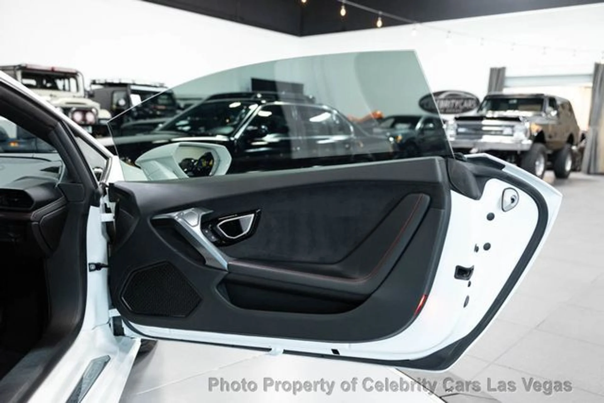 mph039_4273882309_used_2019_lamborghini_huracan_lp5802_9707_22868387_44_640_1015003a4e