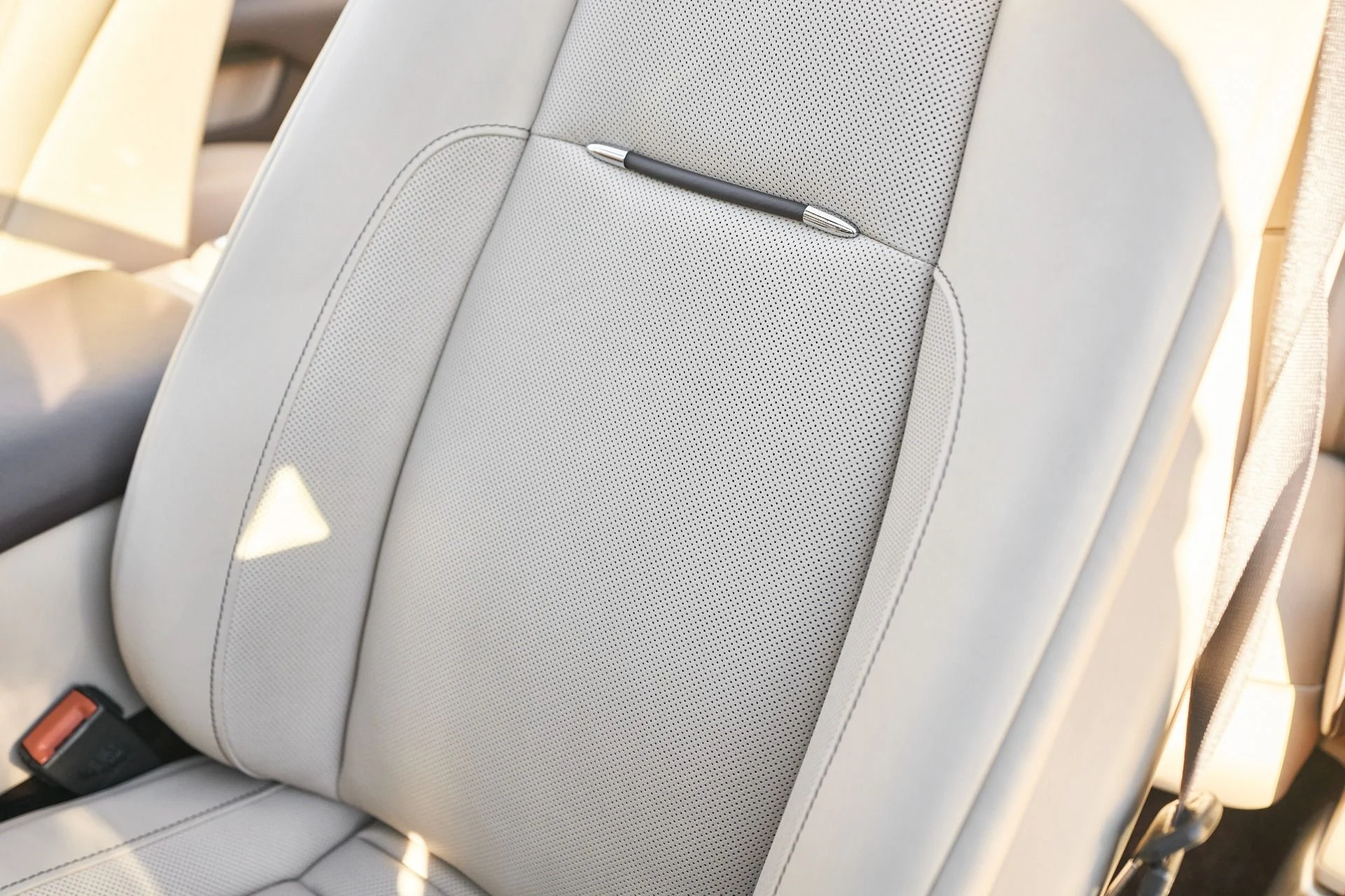 mph039_42971540_Used_2020_Rolls_Royce_Dawn_Base_1762645832_8880da0e4f