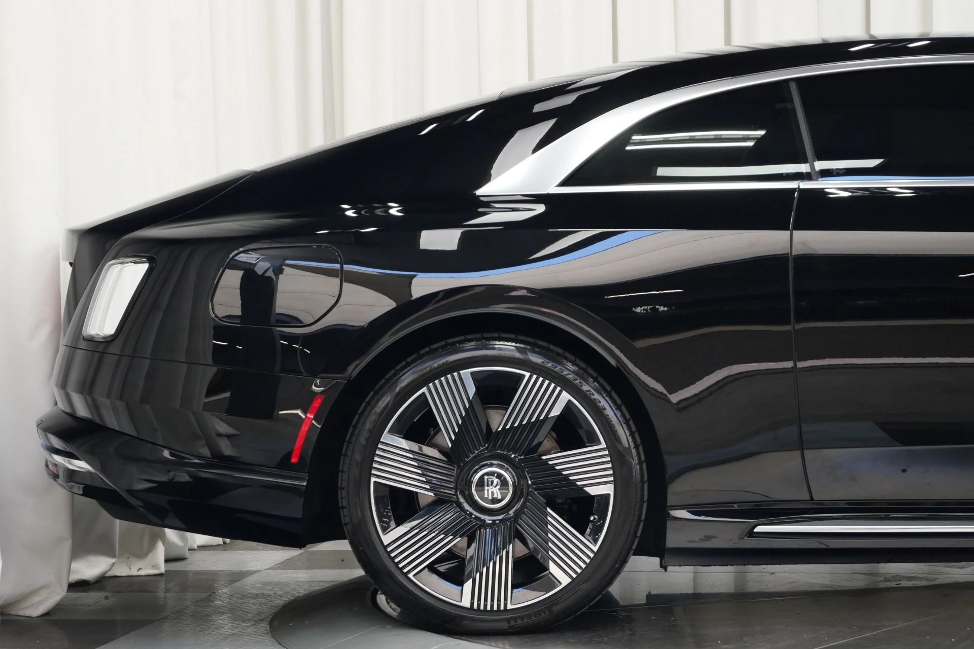mph039_450983898_Used_2025_Rolls_Royce_Spectre_1753114498_d04b7fe8fd