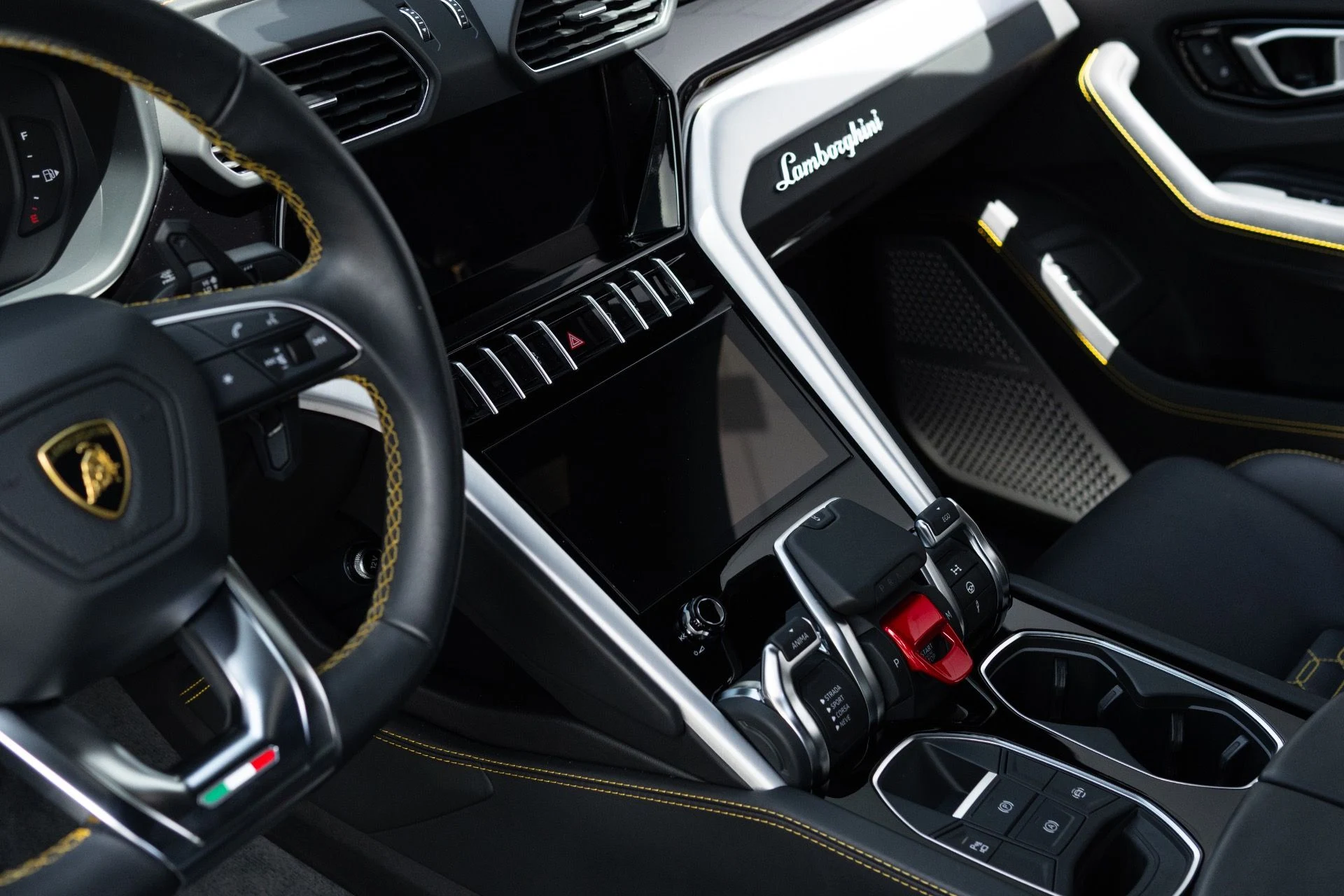 mph039_464721610_Used_2022_Lamborghini_Urus_1776127481_18ab0d6dfb