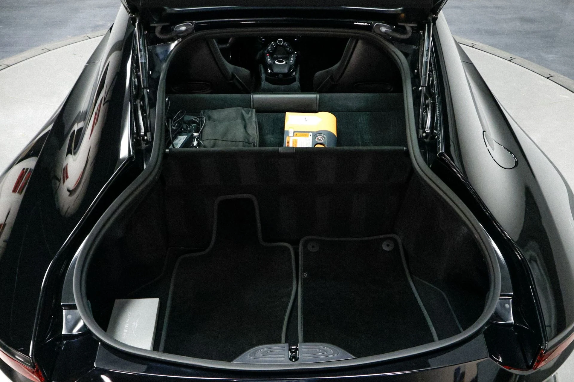 mph039_510890275_Used_2019_Aston_Martin_Vantage_1760536452_cedceaa9c7