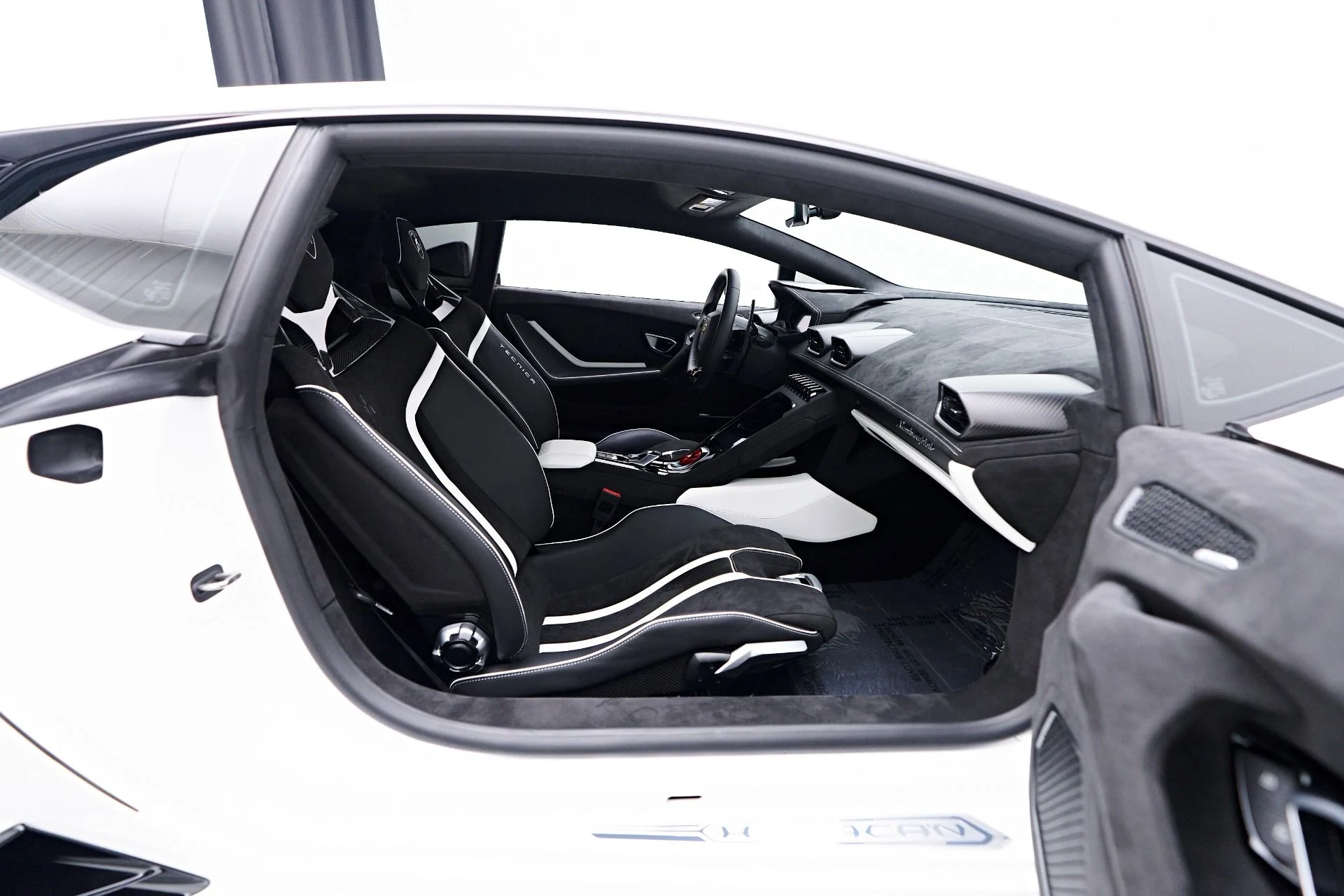 mph039_526114211_Used_2023_Lamborghini_Huracan_Tecnica_Base_1750384074_075ae56479