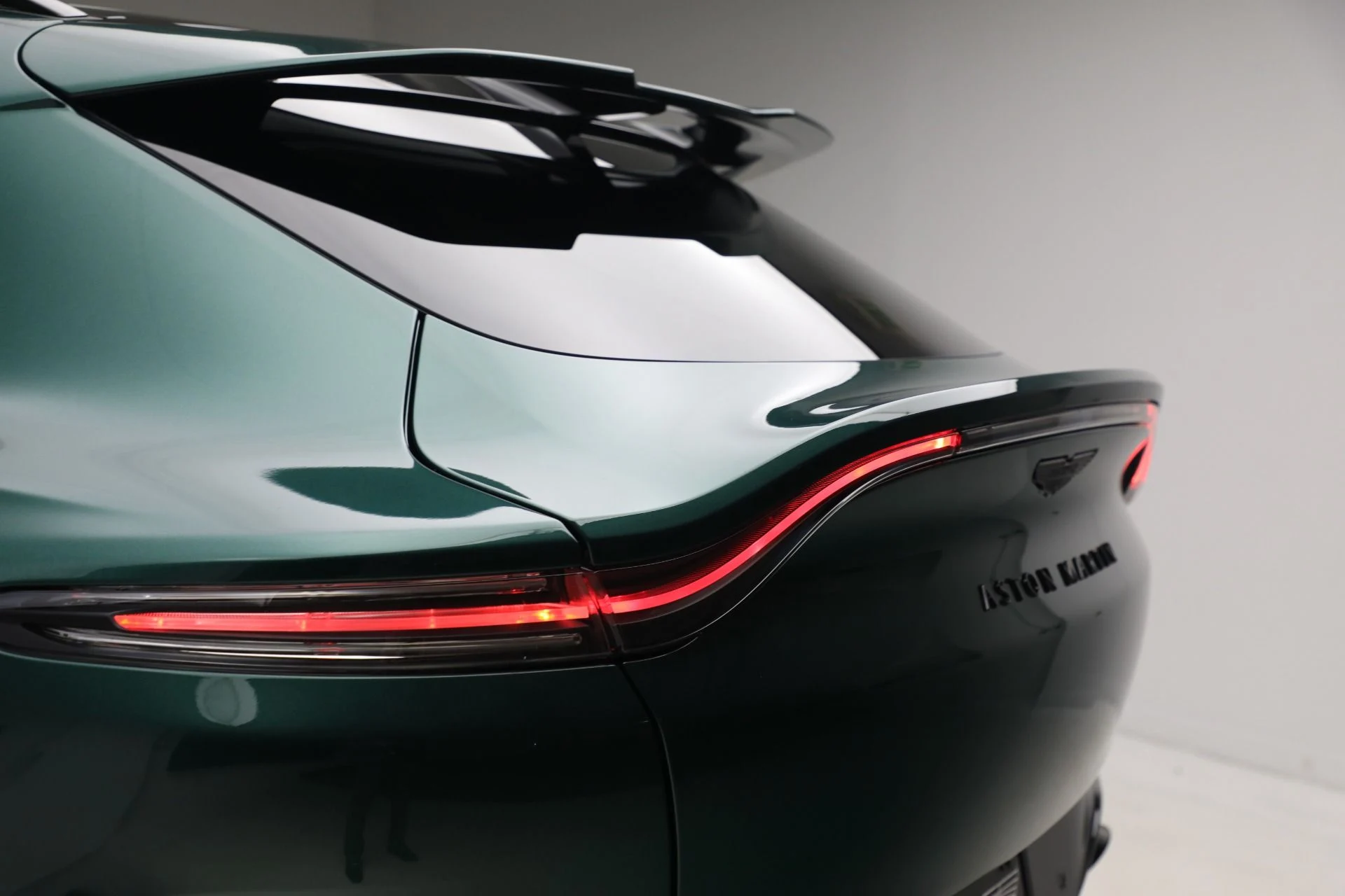 mph039_526517317_New_2025_Aston_Martin_DBX_707_f2e119d889