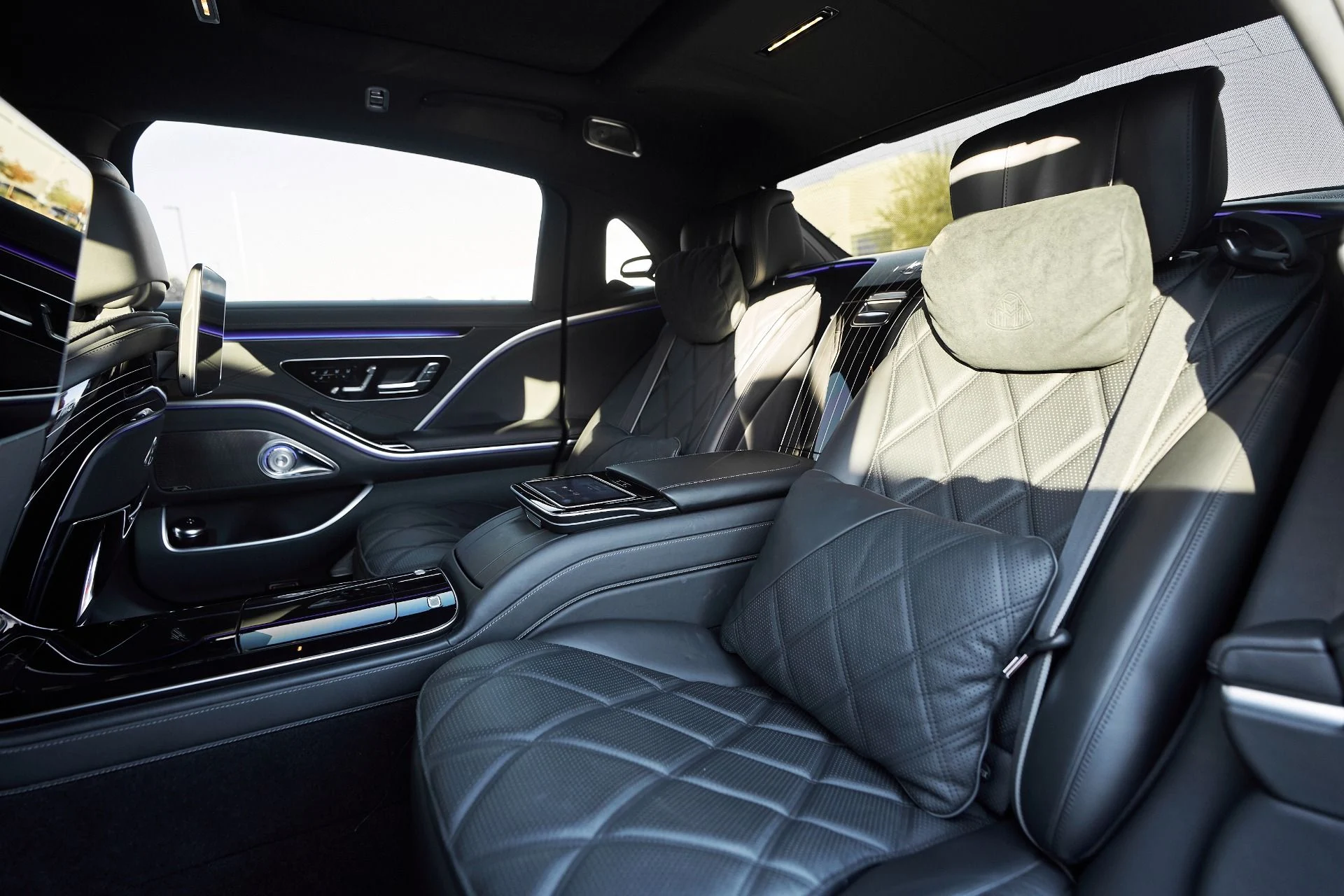 mph039_550839372_Used_2022_Mercedes_Benz_S_Class_Maybach_S_580_1763082551_1aec085045