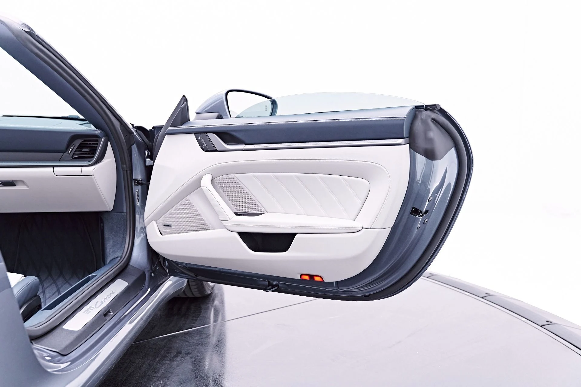 mph039_562631300_Used_2025_Porsche_911_Carrera_1777504793_89a51bf8f4