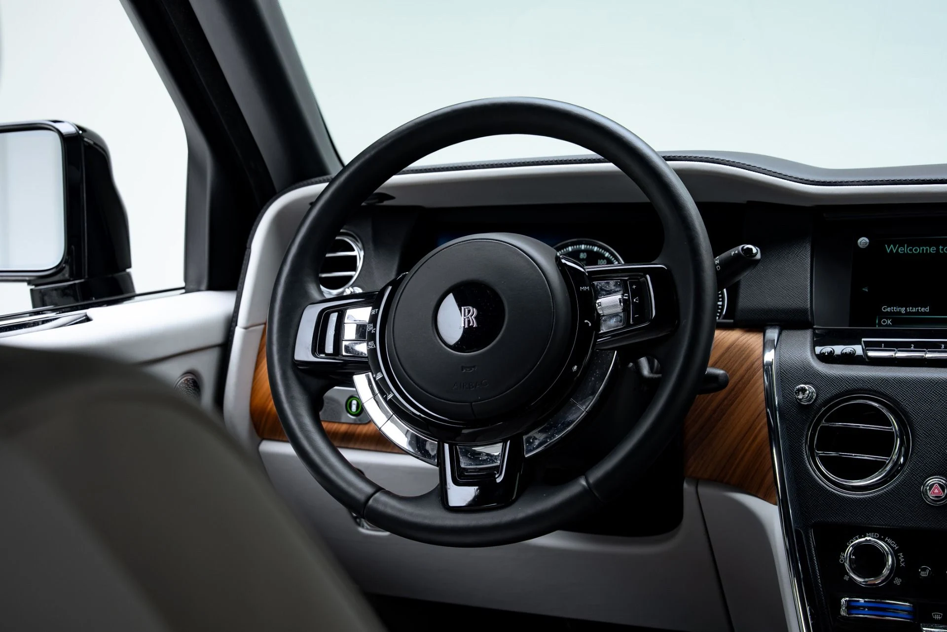 mph039_606793395_Used_2023_Rolls_Royce_Cullinan_1777310585_857ea284f4