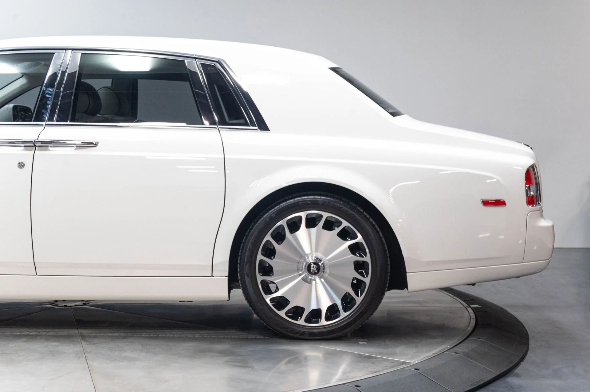 mph039_6090968_Used_2013_Rolls_Royce_Phantom_1784226914_3f410db93f
