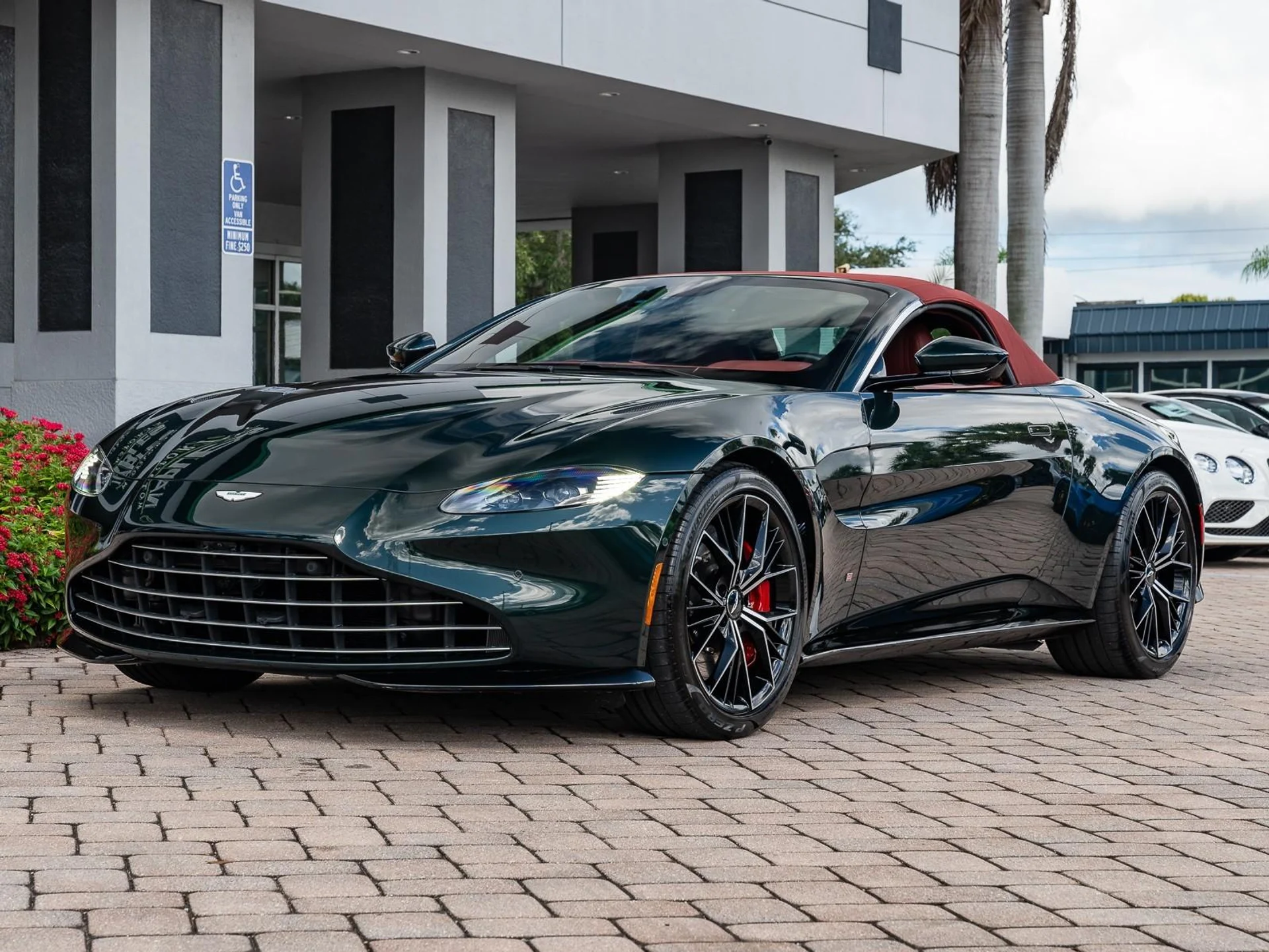 mph039_6208581_Used_2021_Aston_Martin_Vantage_1753207588_07591cb5e8