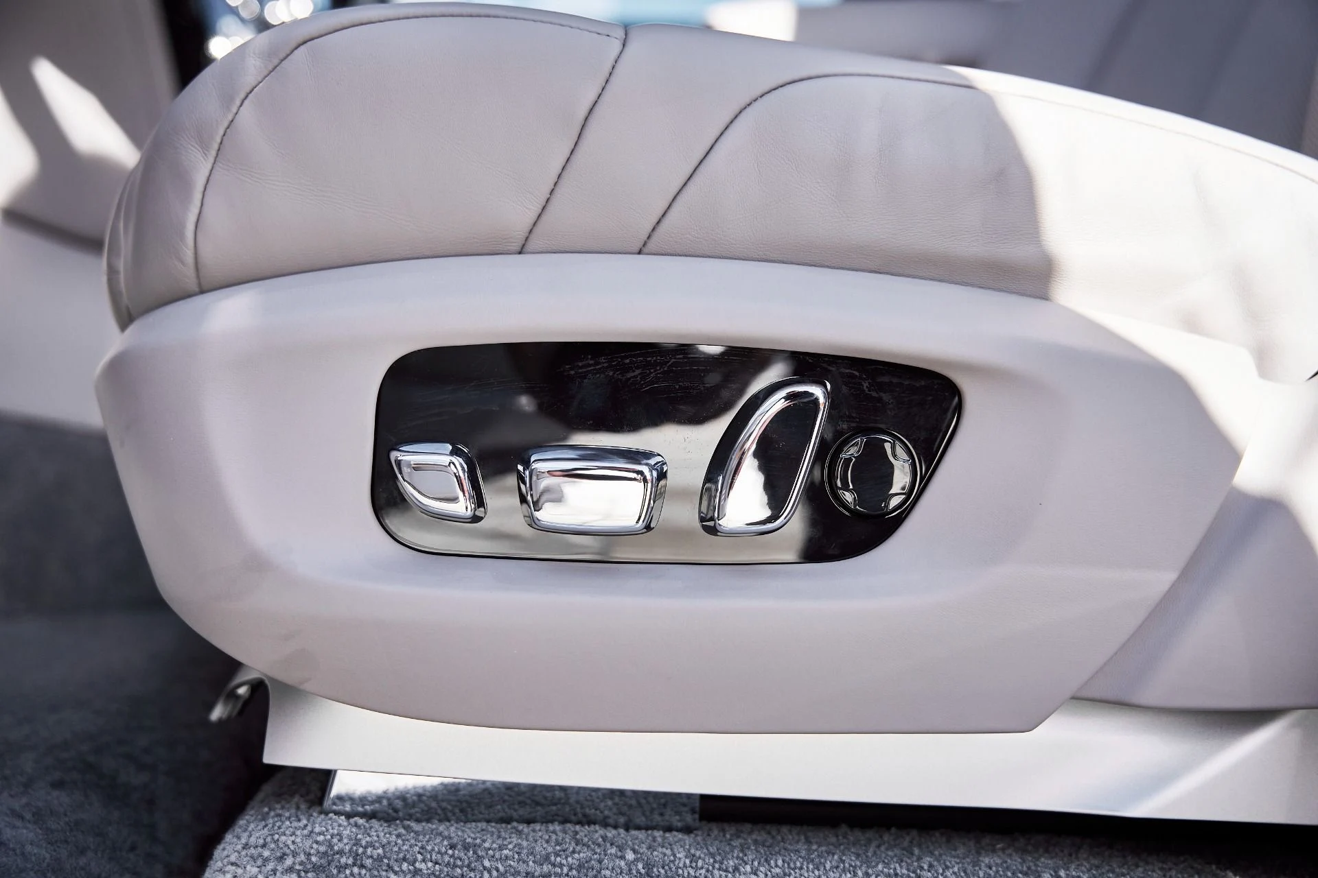 mph039_626219820_Used_2025_Rolls_Royce_Phantom_Base_1769480929_dfabde0956