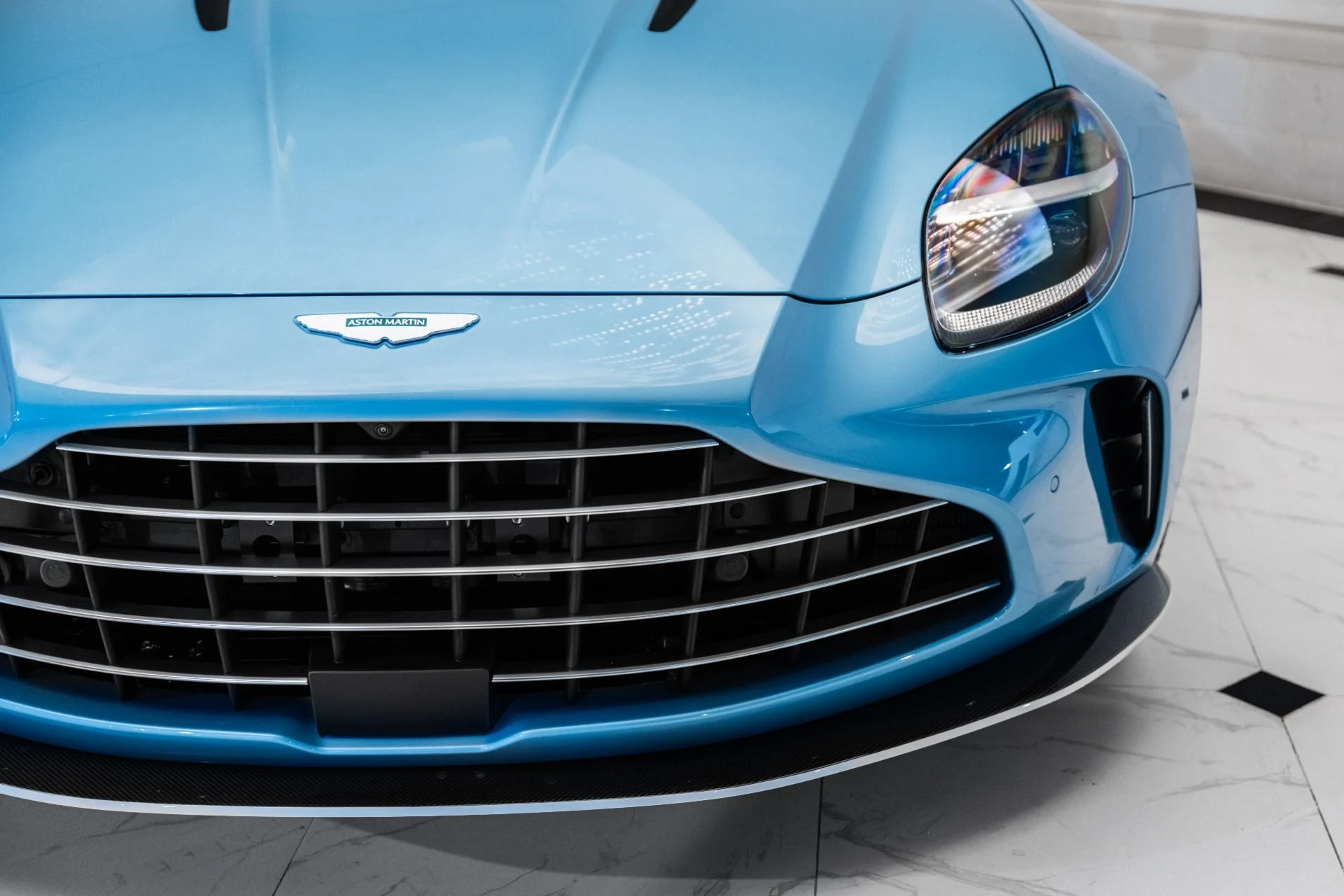 mph039_642757015_Used_2025_Aston_Martin_Vantage_Coupe_1741617065_55f307d089