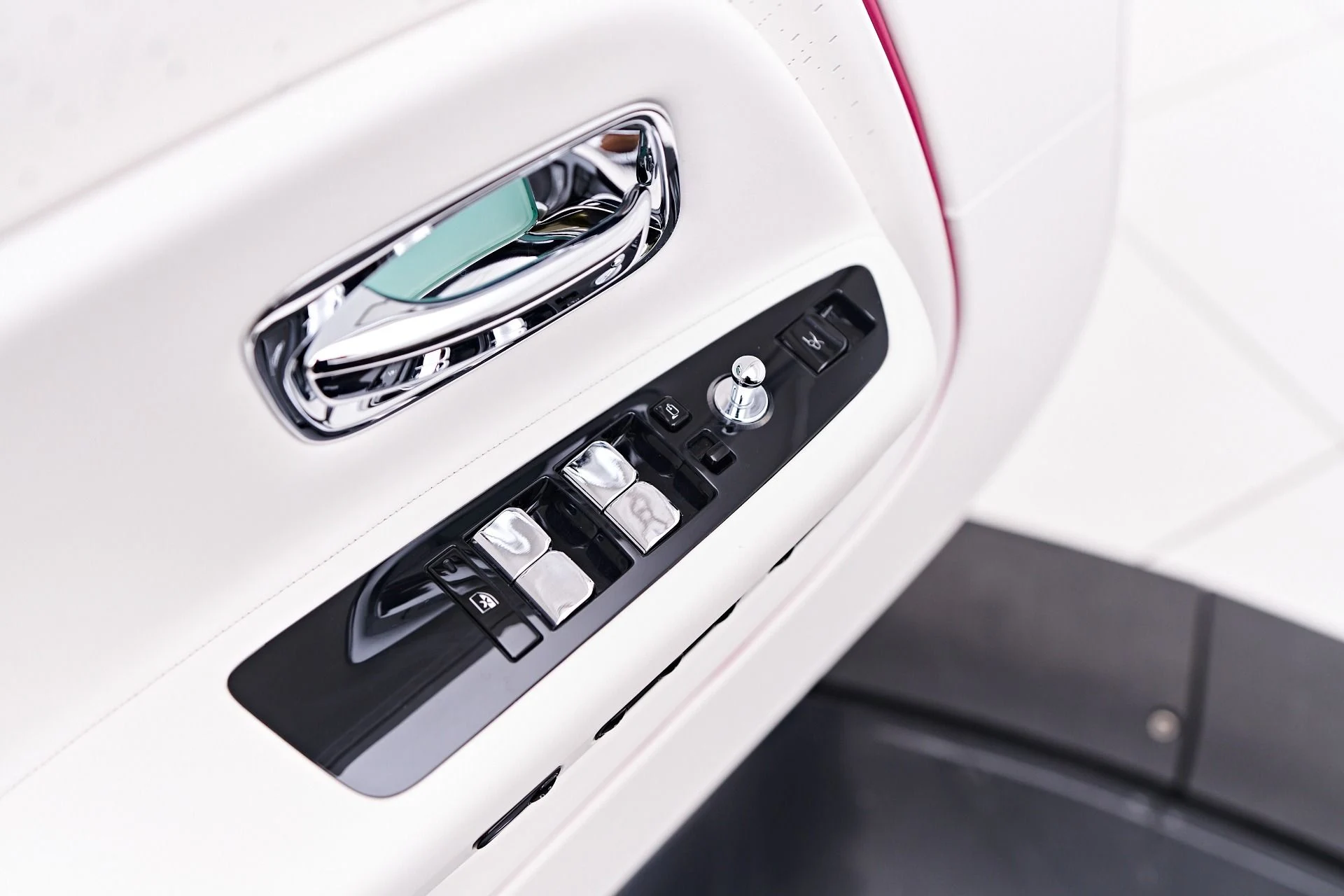 mph039_689795481_Used_2024_Rolls_Royce_Spectre_1753235106_08925efc32