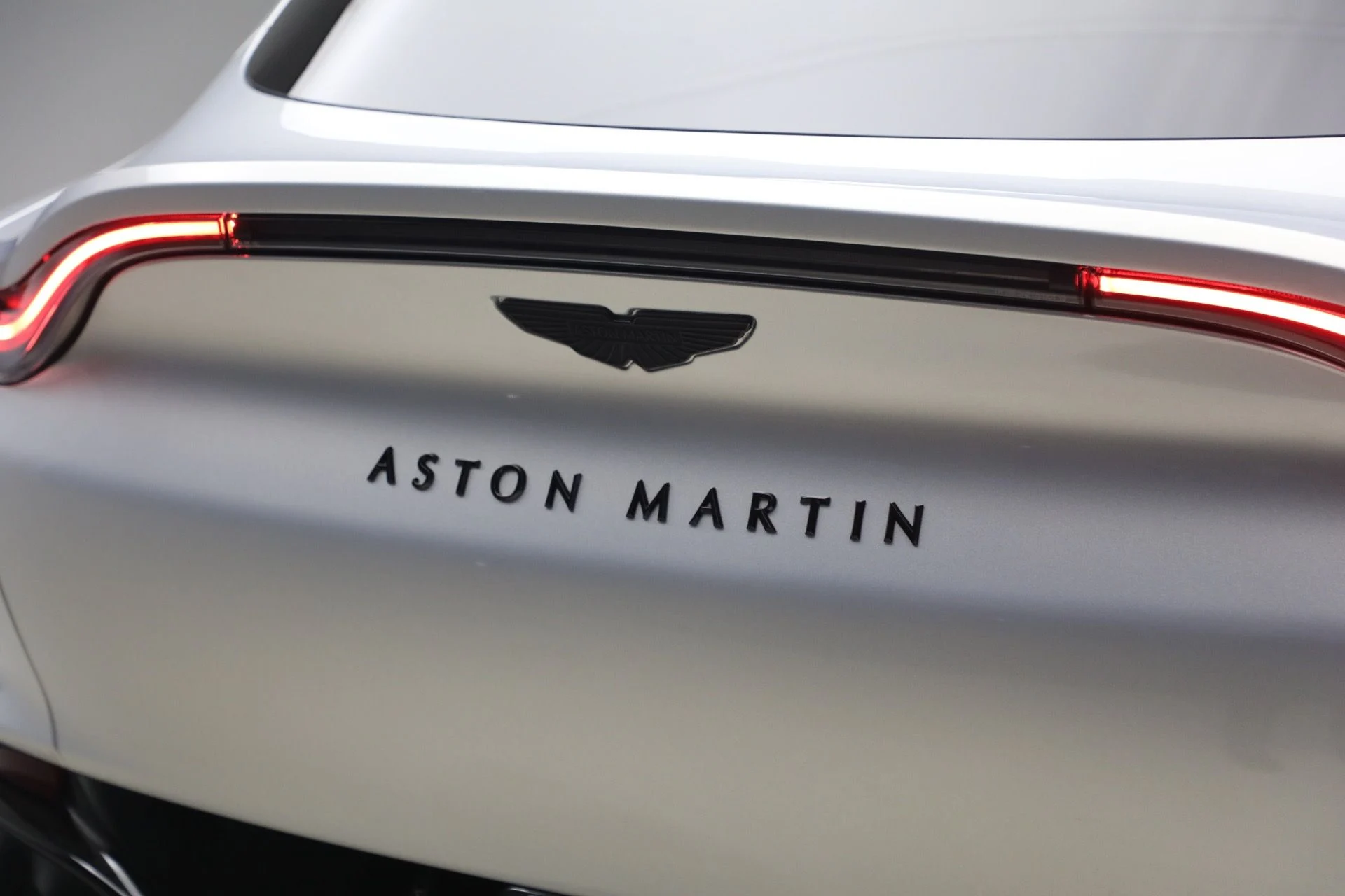 mph039_804068864_New_2026_Aston_Martin_DBX_707_1767986615_d038bec6db