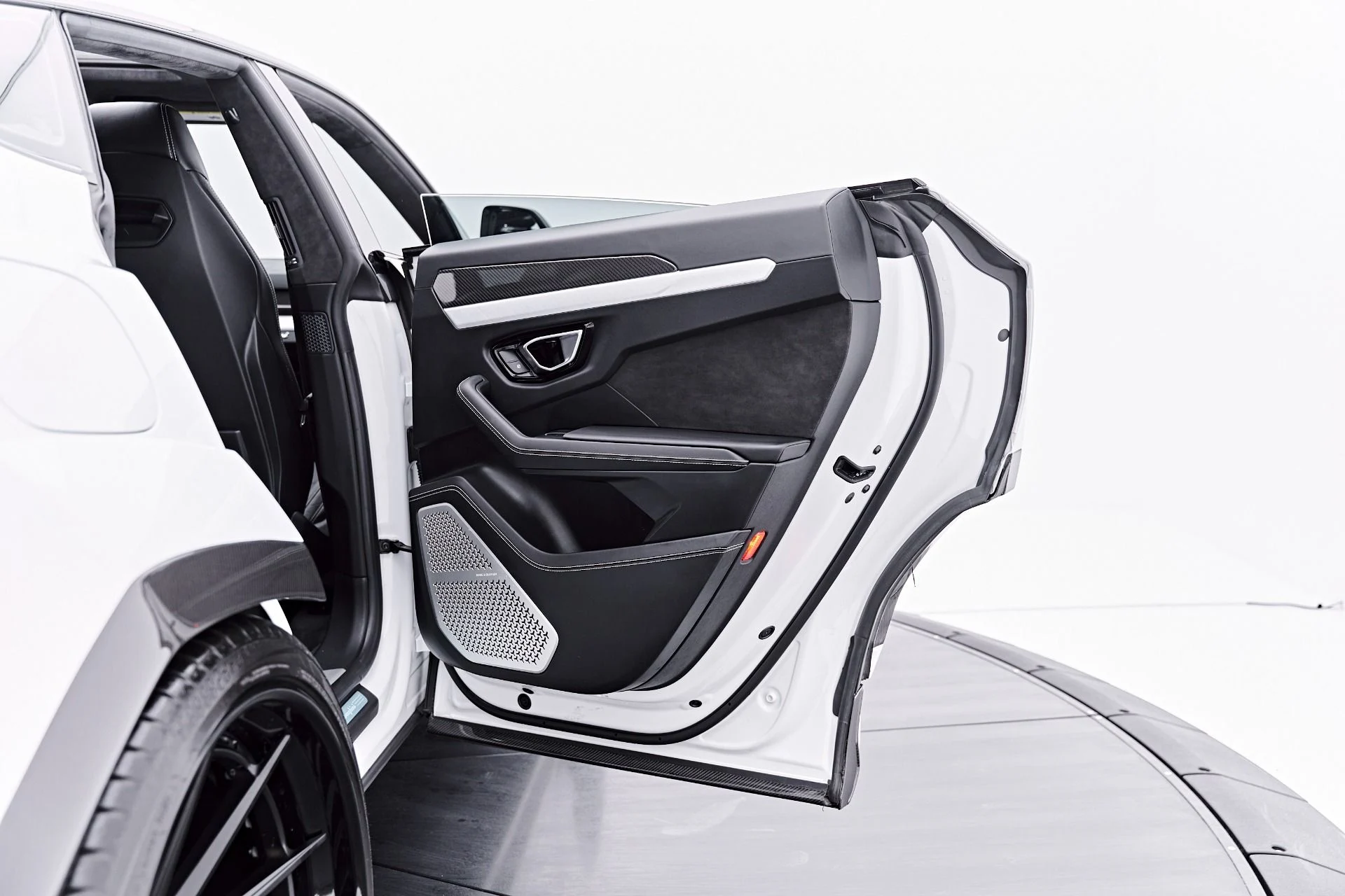 mph039_856686649_Used_2021_Lamborghini_Urus_1787967117_4eed1a51b1