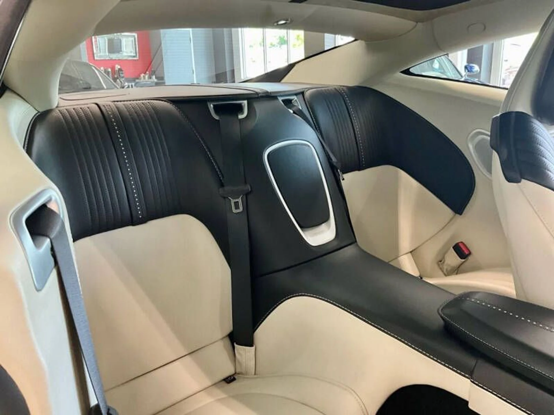mph039_858083656_2018_aston_martin_db11_v12_2dr_coupe_9cc6ed959f