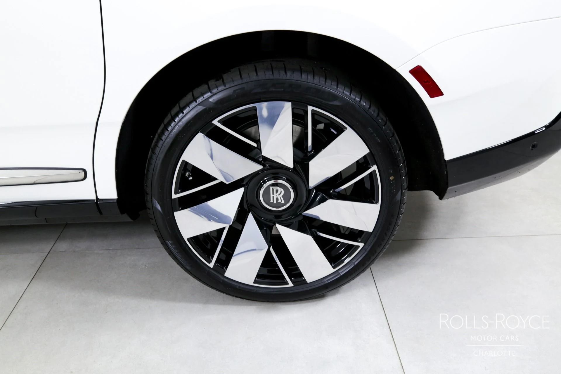 mph039_874182200_Used_2025_Rolls_Royce_Cullinan_1732211021_820454b294