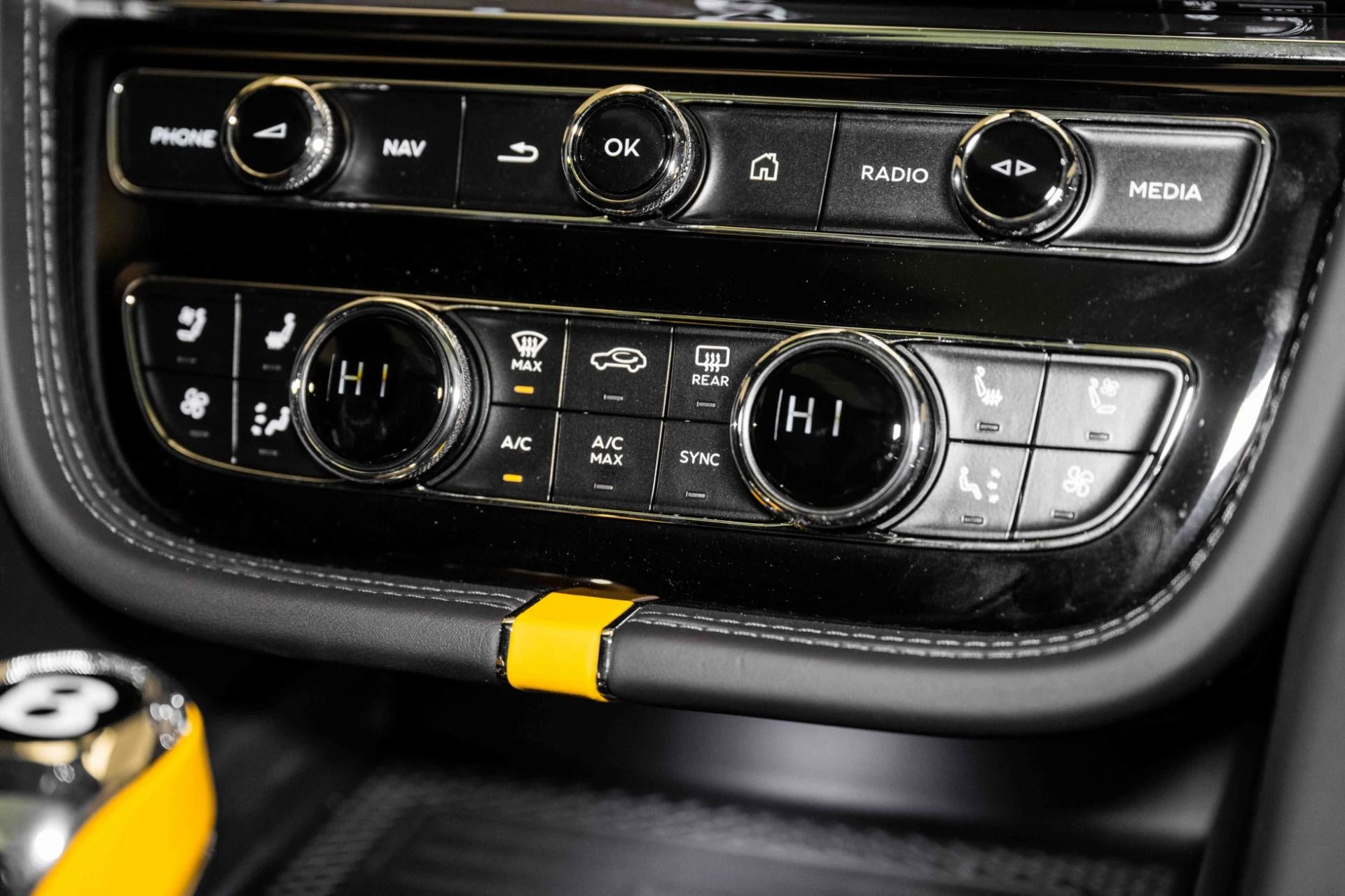 mph039_896600194_New_2024_Bentley_Bentayga_Azure_V8_1721581484_915964094f