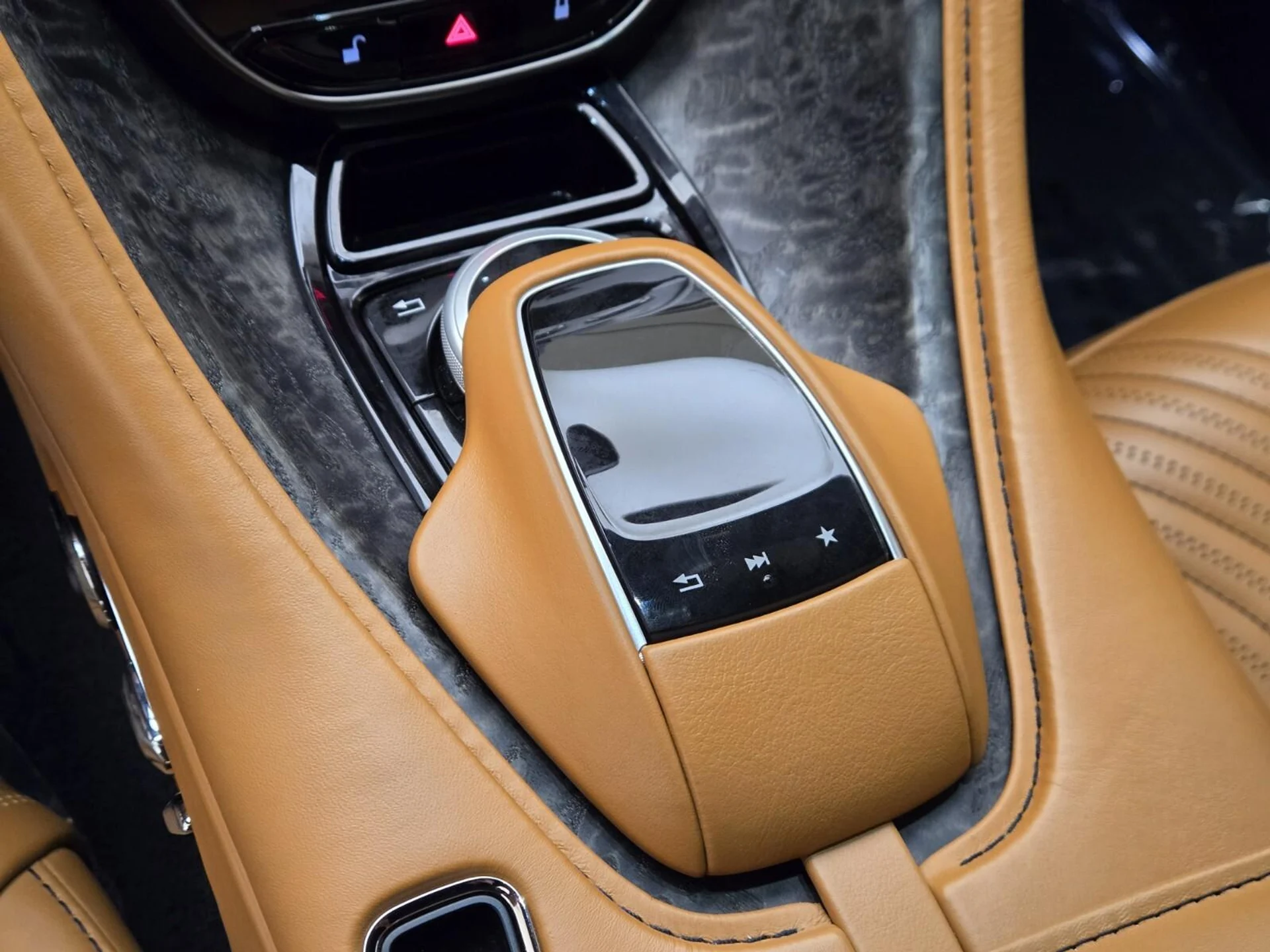 mph039_914732847_Used_2021_Aston_Martin_DB_11_1764057896_0eb0dd118c