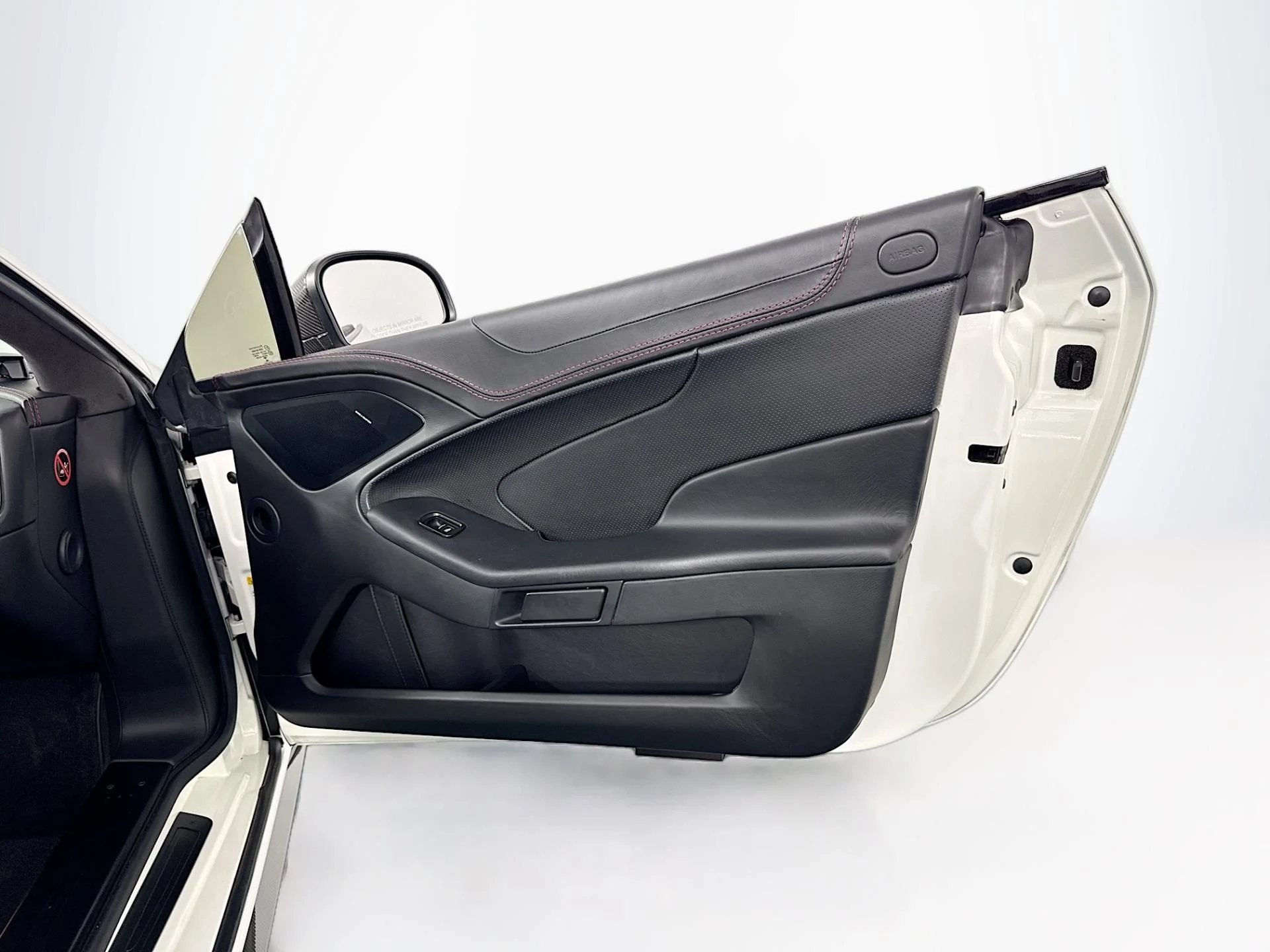 mph039_9281952_Used_2015_Aston_Martin_Vanquish_Volante_1782334111_7b4be3c850