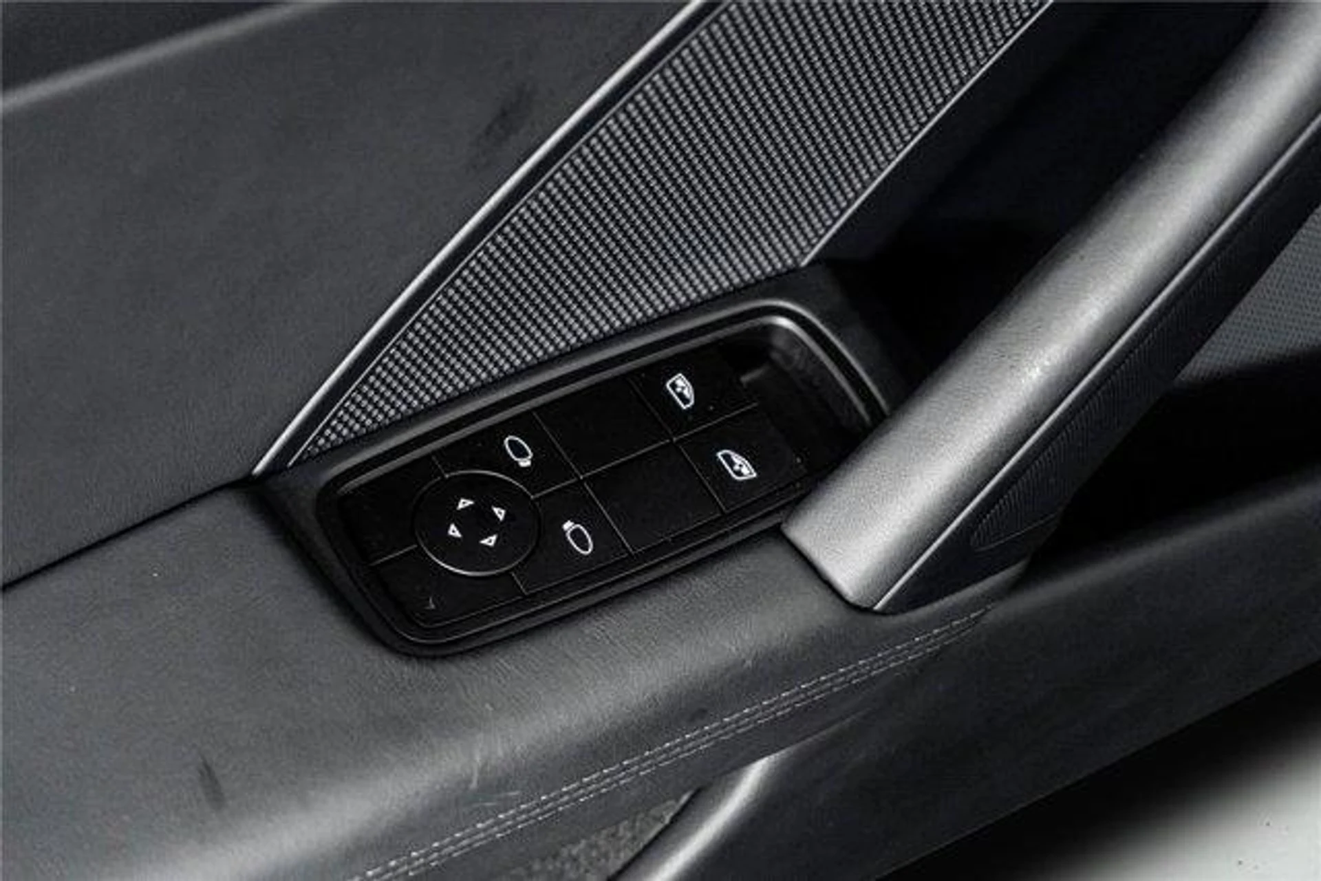 mph039_953024643_L_Tlx_Cs_IC_ja7_M_Caqgg_Komu_MWY_67c266a903