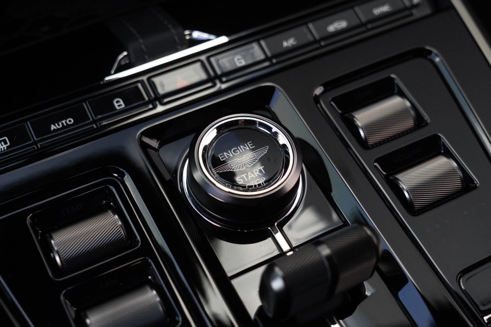 mph039_987724906_Used_2025_Aston_Martin_DBX_707_1764700714_d37239bc4c