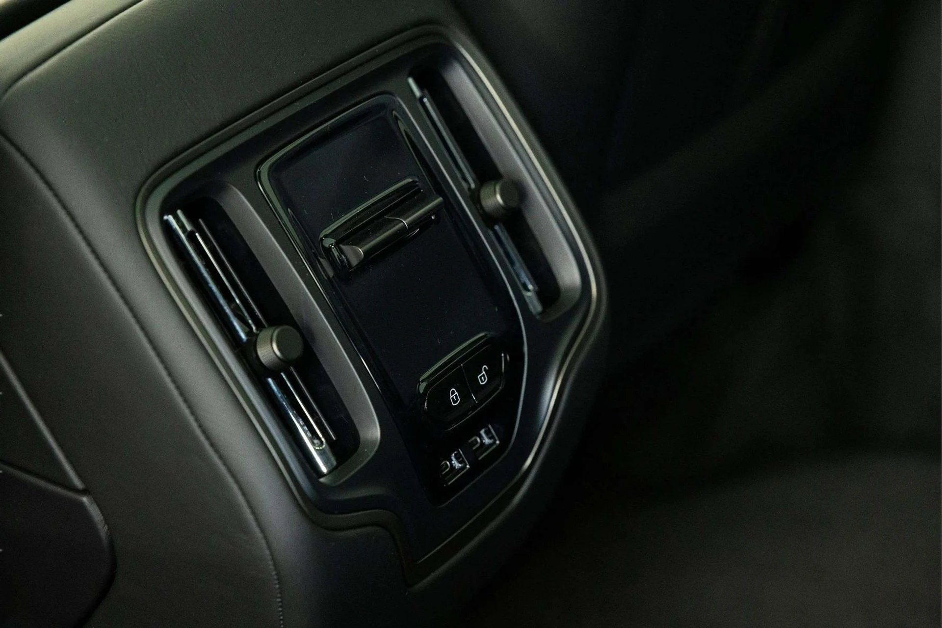 mph039_991944211_7094556c_c0b0_4b3c_82b7_7d83d6f3c252_0f96fed3f6