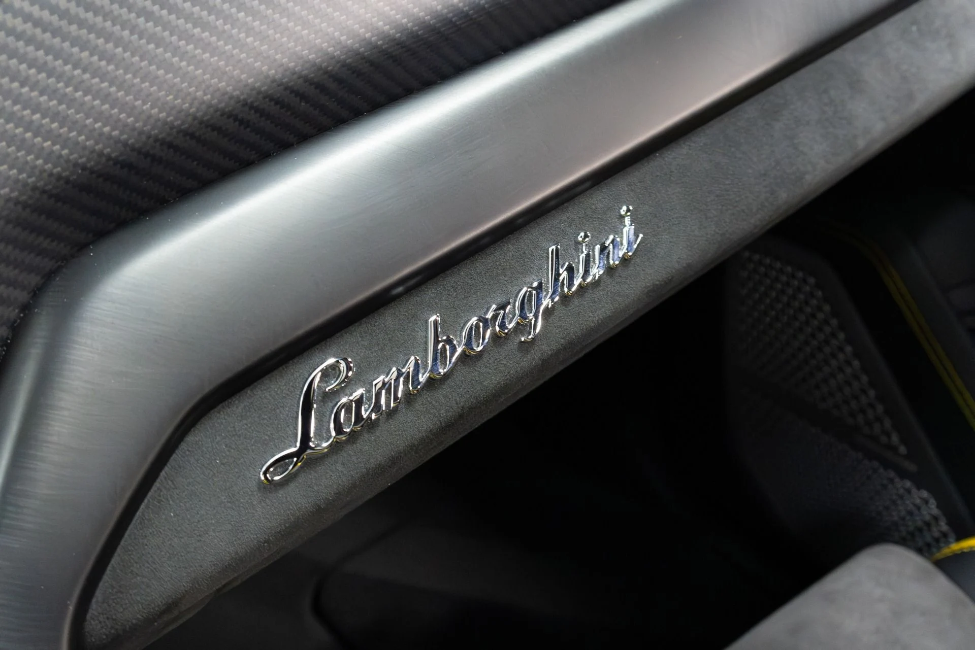 mph039_9970678_Used_2022_Lamborghini_Urus_Graphite_Capsule_1775757245_82131a8766