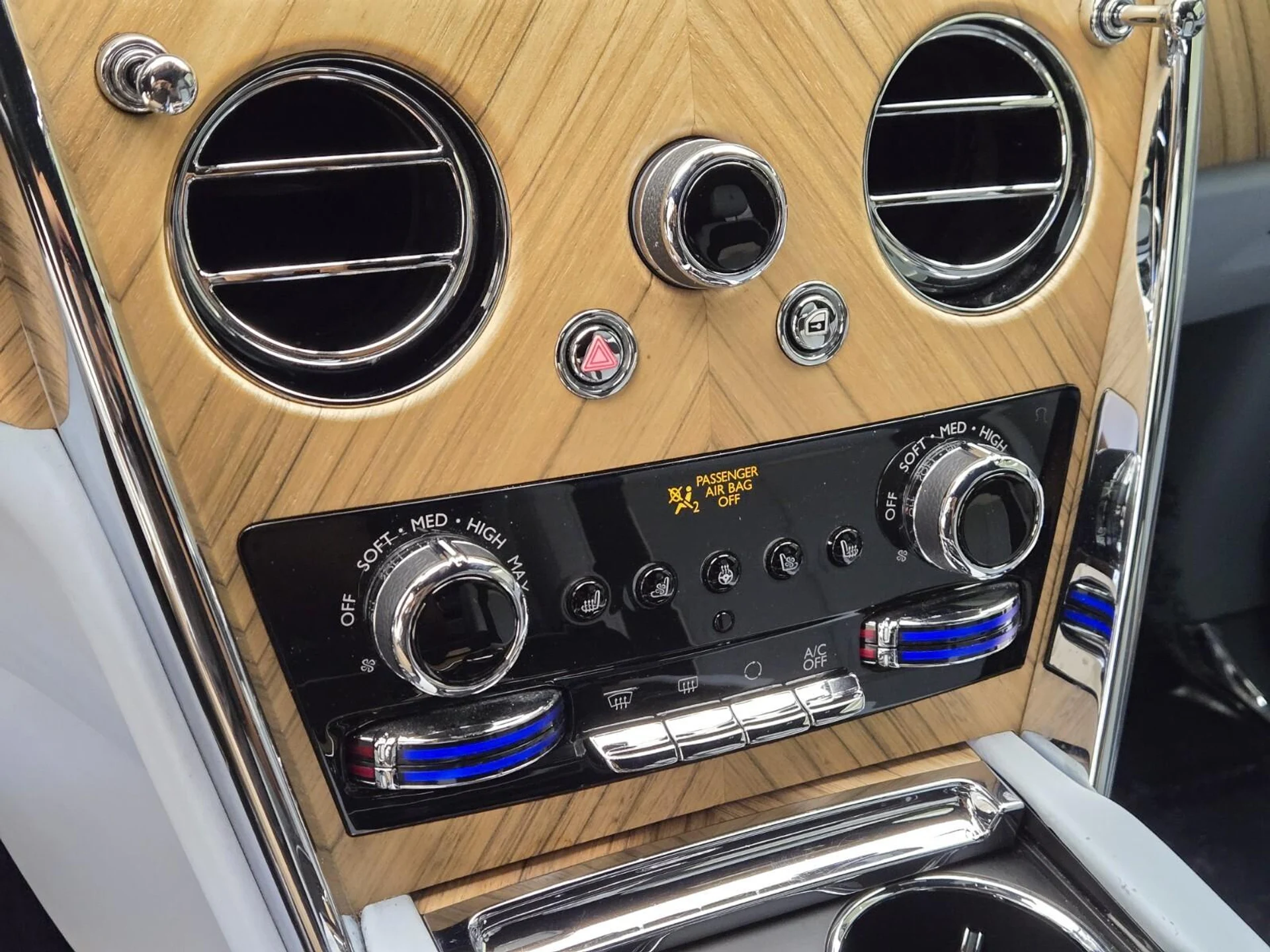 mph040_1088771371_Used_2019_Rolls_Royce_Cullinan_1762329203_a2357dd216