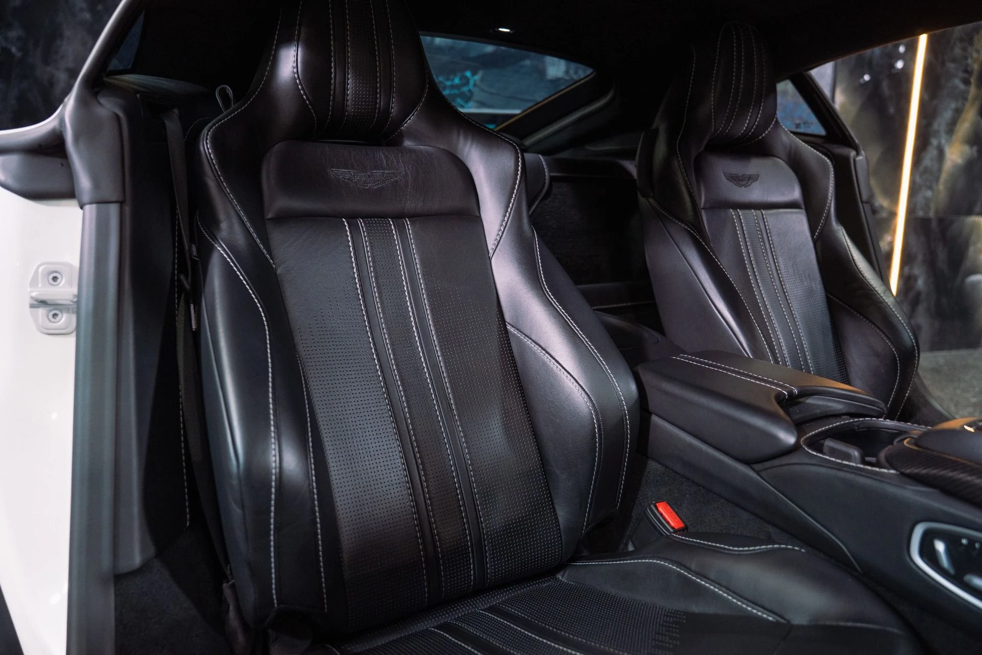 mph040_1091282284_Used_2019_Aston_Martin_Vantage_1792797785_9b0e8e166d