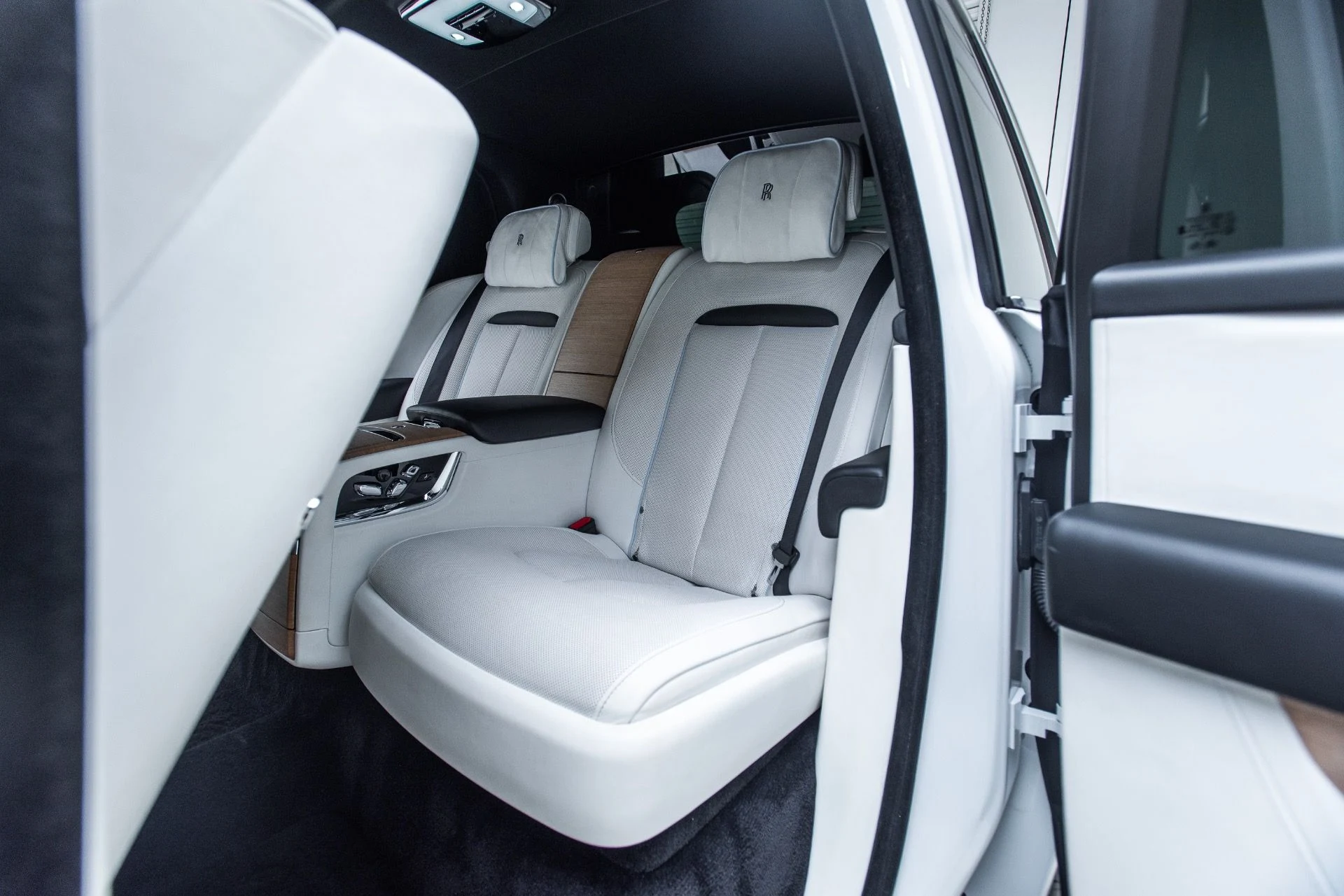mph040_1107599406_Used_2019_Rolls_Royce_Cullinan_1786991337_7e4b82a7b8