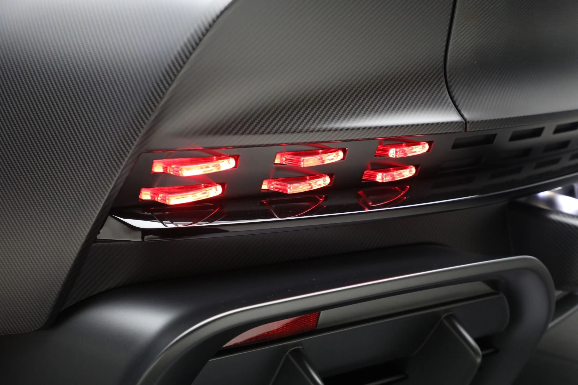 mph040_113784820_New_2024_Aston_Martin_Valour_6e48e640ba