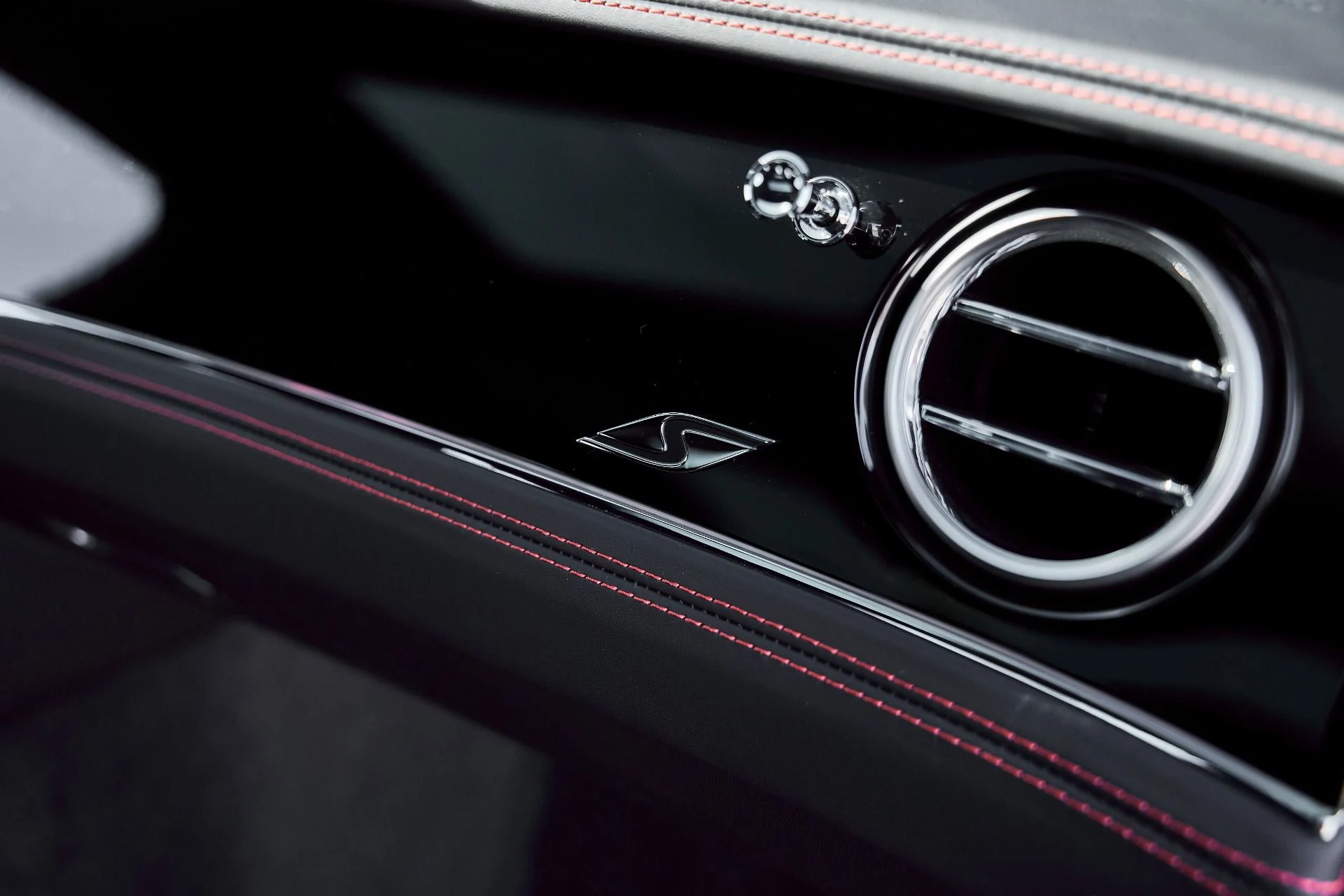 mph040_1161399220_Used_2023_Bentley_Flying_Spur_S_1770950676_7637df33ca