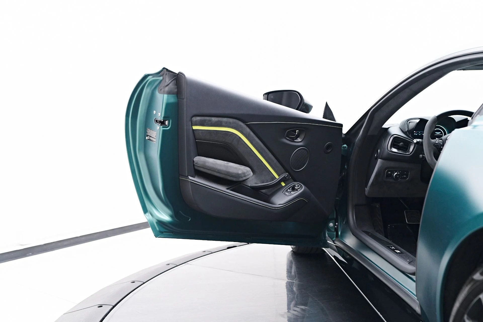 mph040_1174481760_Used_2023_Aston_Martin_Vantage_F1_Edition_1755655657_fad0db2e2a
