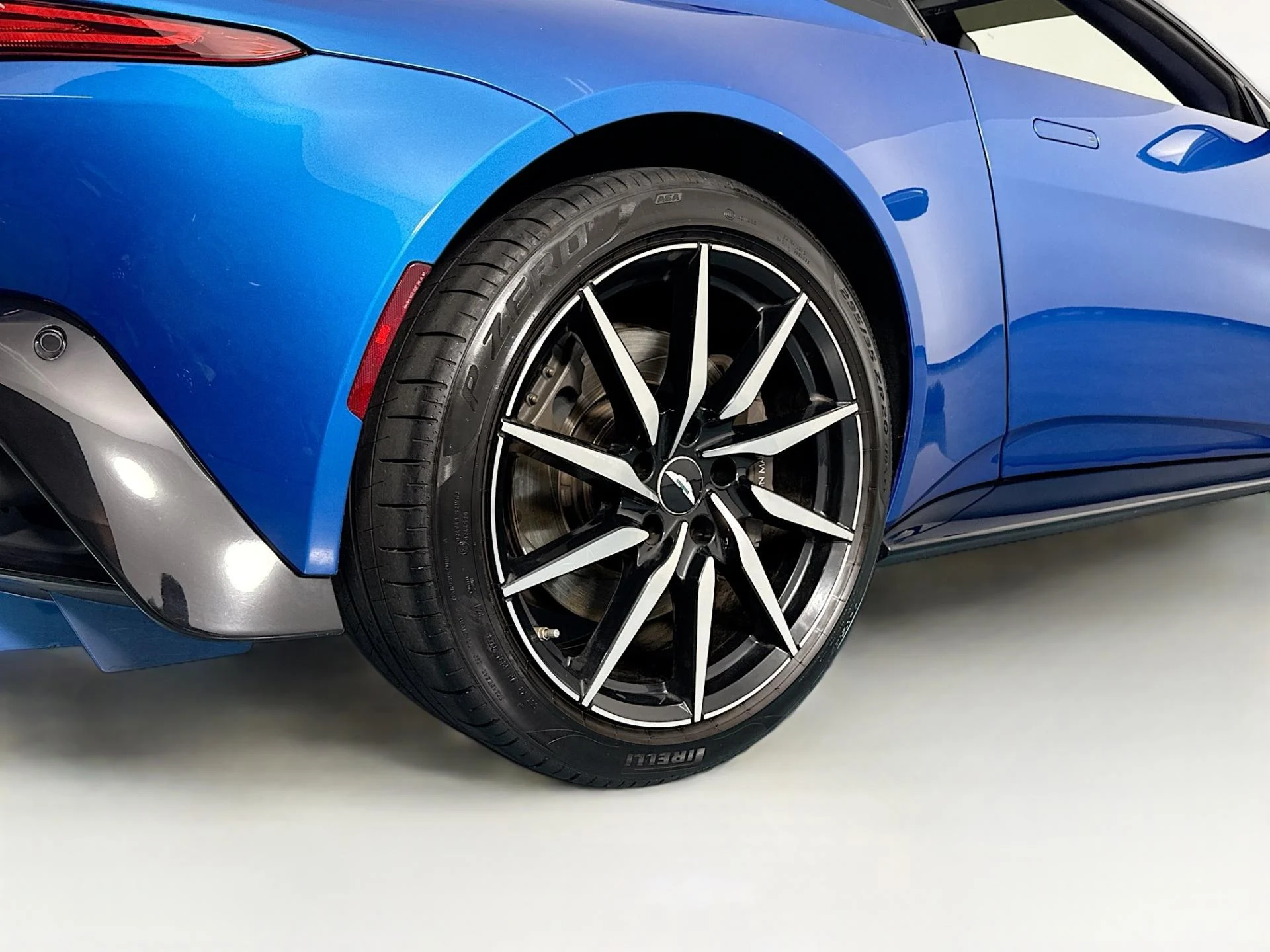mph040_1250735523_Used_2019_Aston_Martin_Vantage_1784071686_7780960358