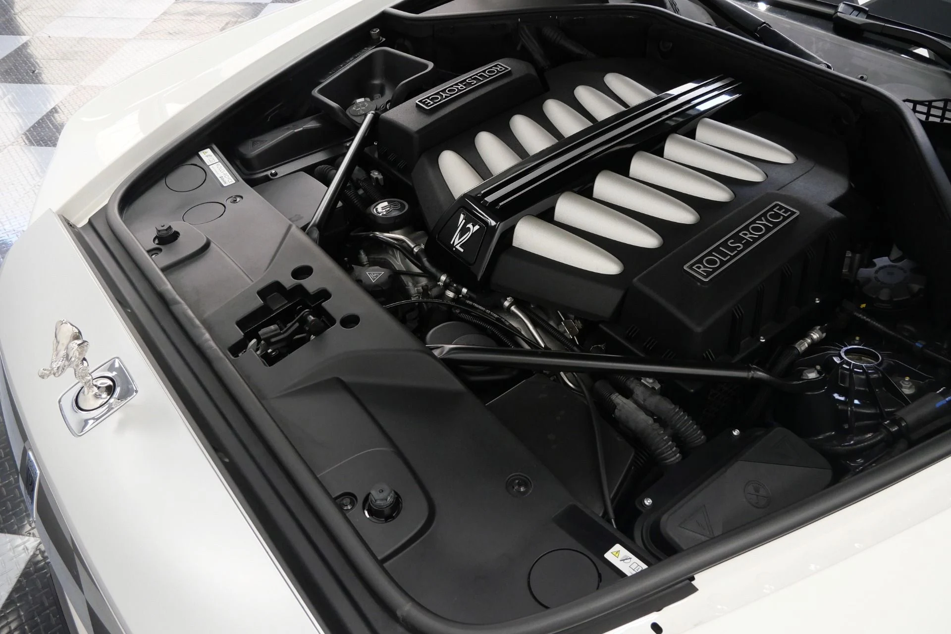 mph040_1330704184_Used_2014_Rolls_Royce_Ghost_V12_Power_Drivers_Assistance_1_Heated_and_Ventilated_Front_Seats_1779224671_1ce4e70991