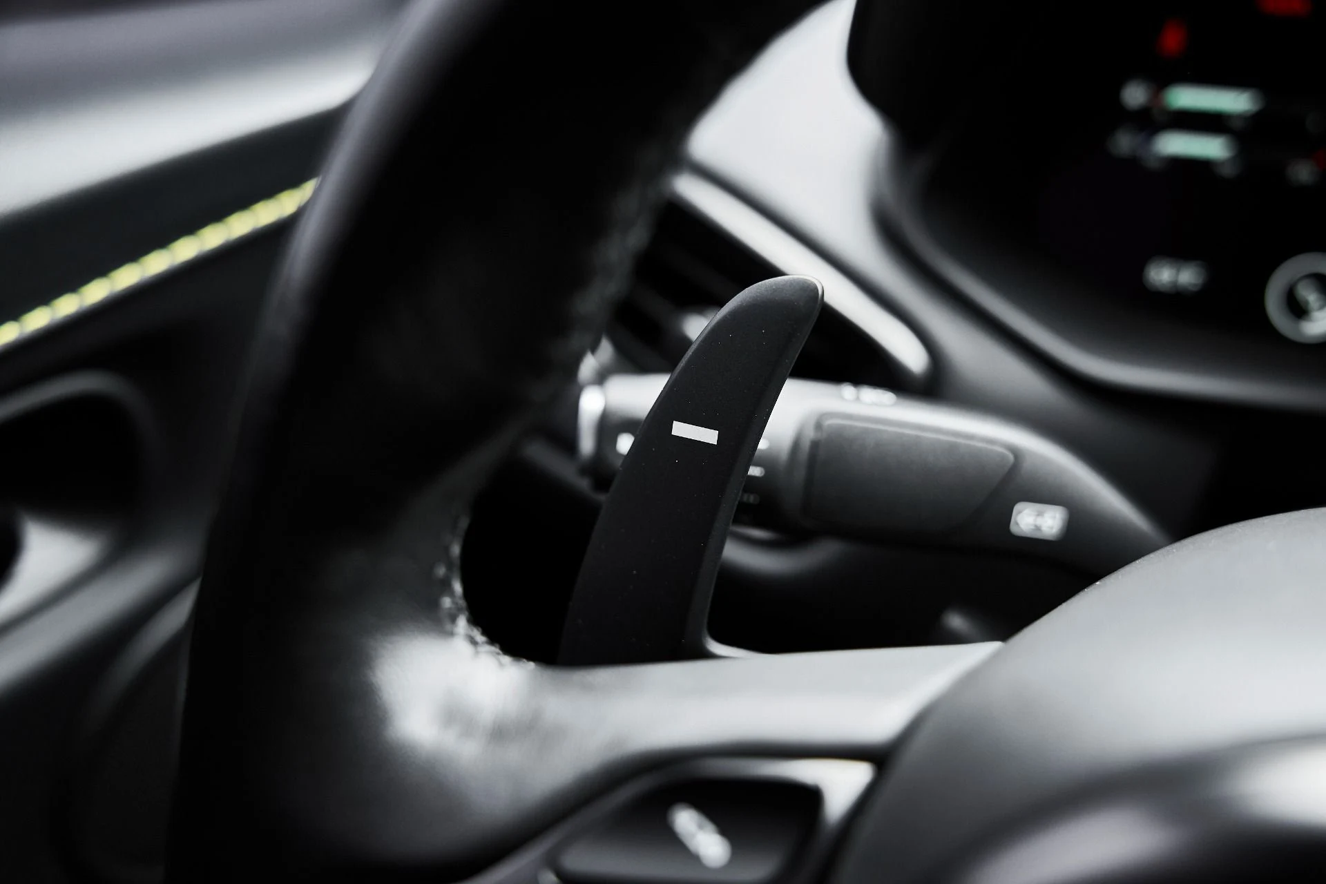 mph040_135870374_Used_2023_Aston_Martin_Vantage_1775333355_231820fbe1