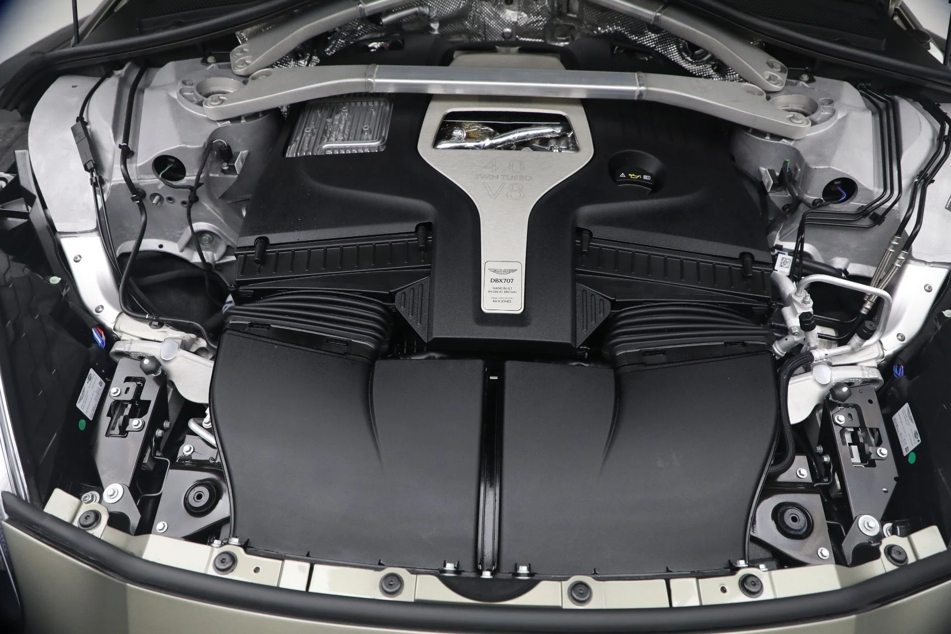 mph040_142329383_New_2026_Aston_Martin_DBX_707_1767992899_525def4c2f