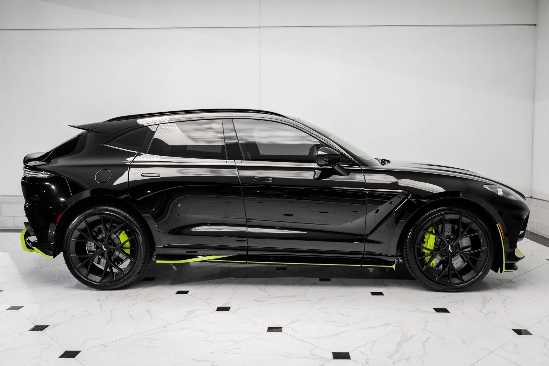 mph040_1423879113_Used_2024_Aston_Martin_DBX_707_1746070286_2d6974bf39