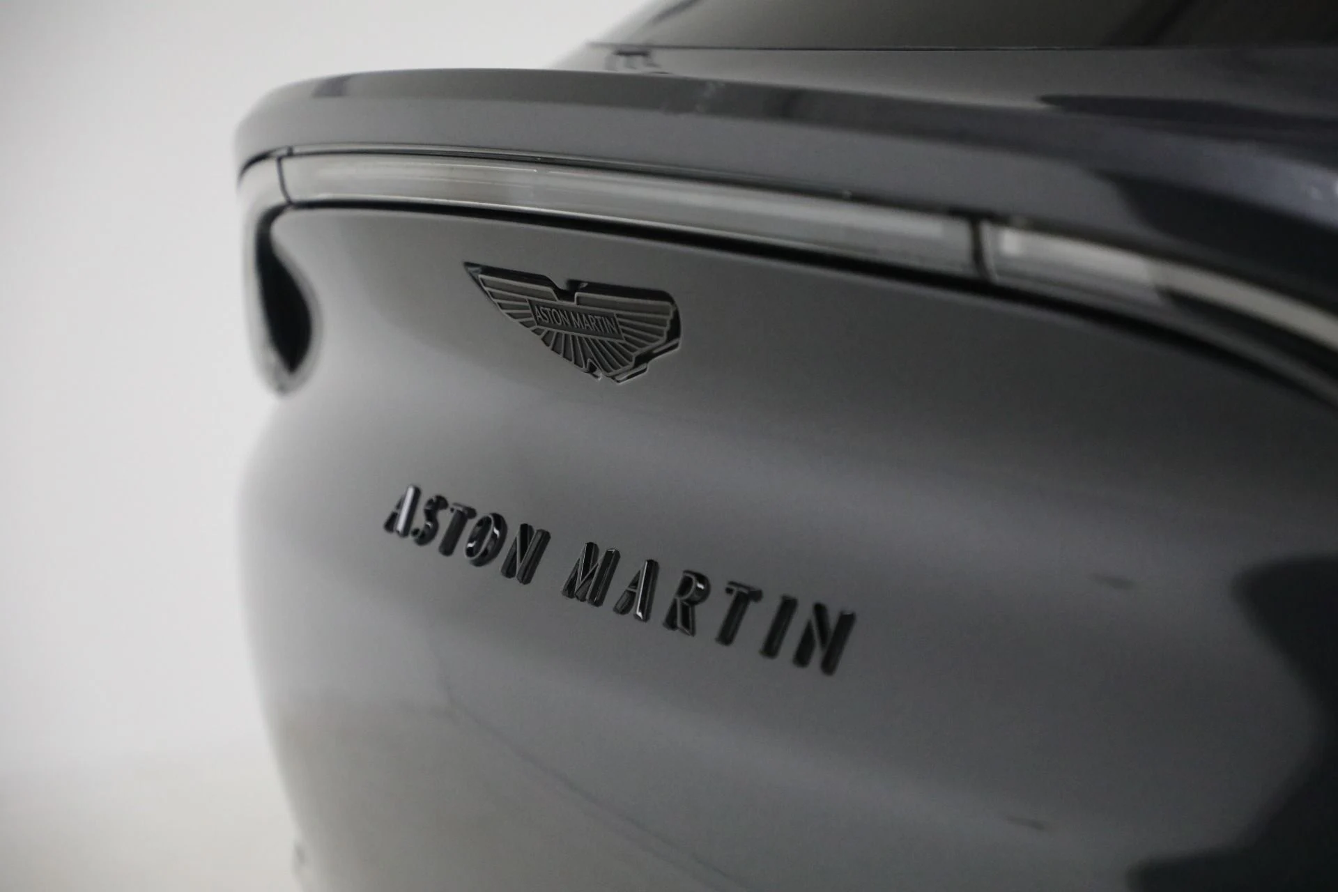 mph040_1438196427_New_2025_Aston_Martin_DBX_707_b679f4dcb0