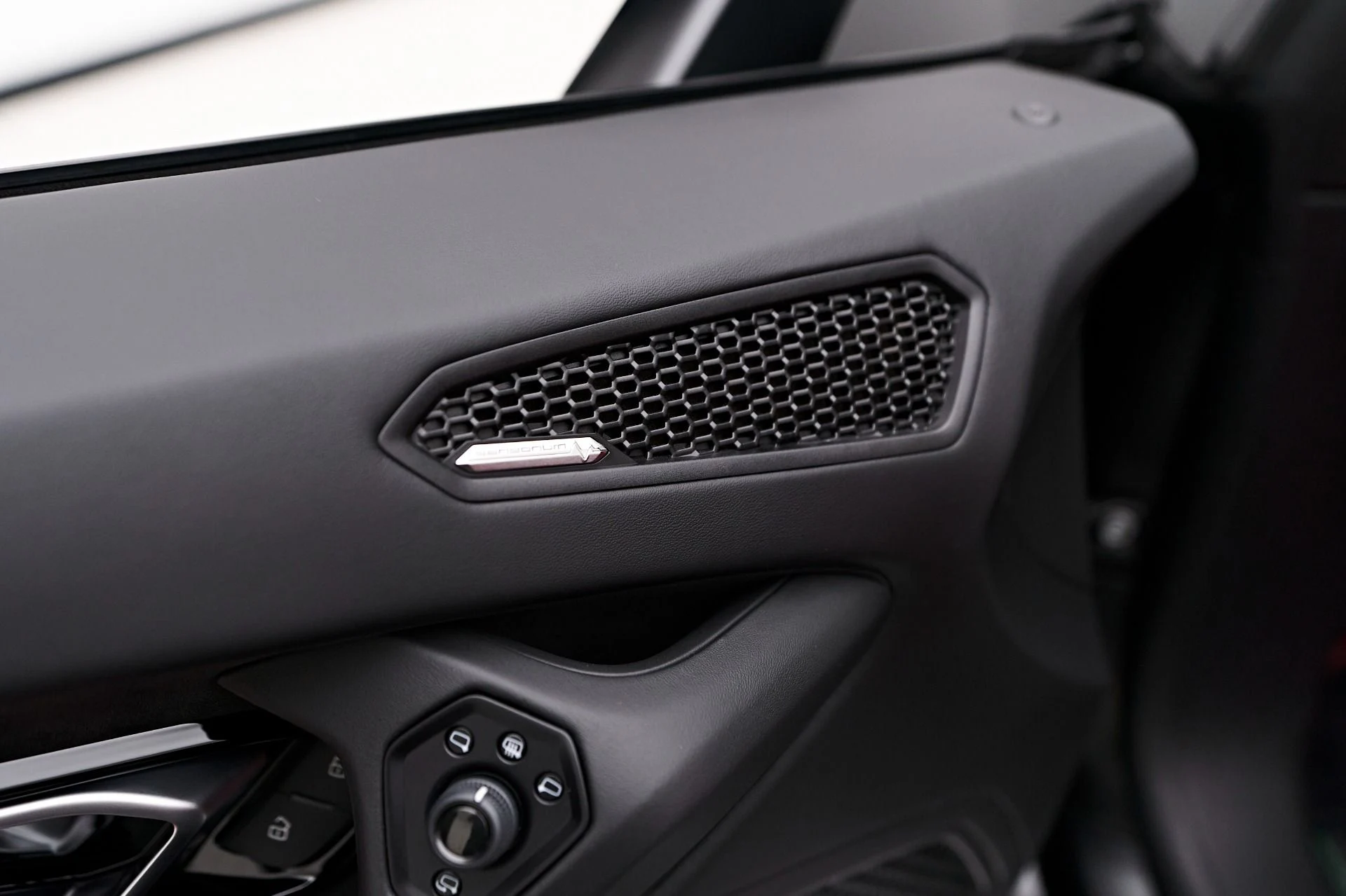 mph040_1479447611_Used_2021_Lamborghini_Huracan_EVO_Base_1729305631_7cb0472837