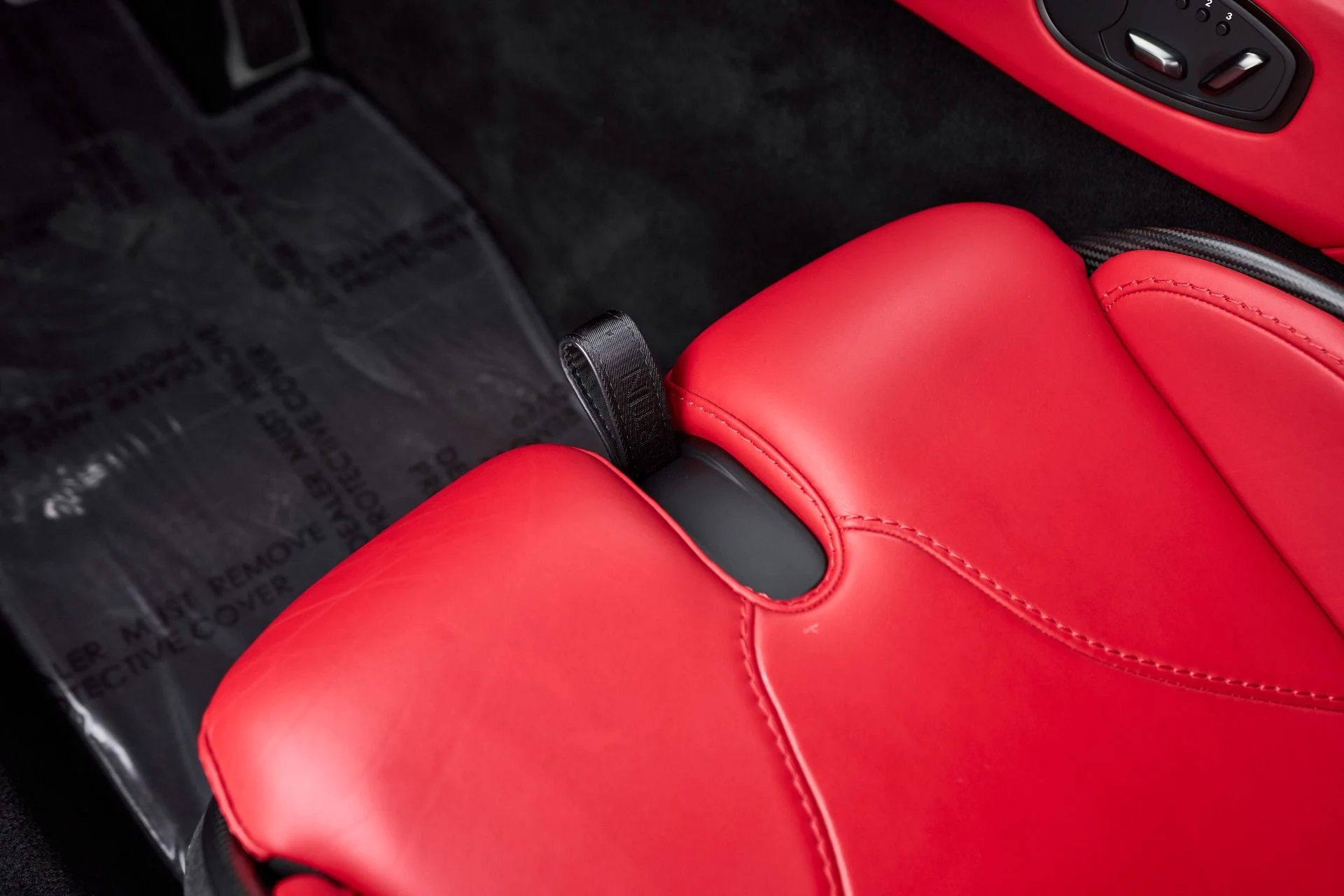 mph040_1525567306_Used_2023_Aston_Martin_Vantage_Base_1764729800_66d0e3243f