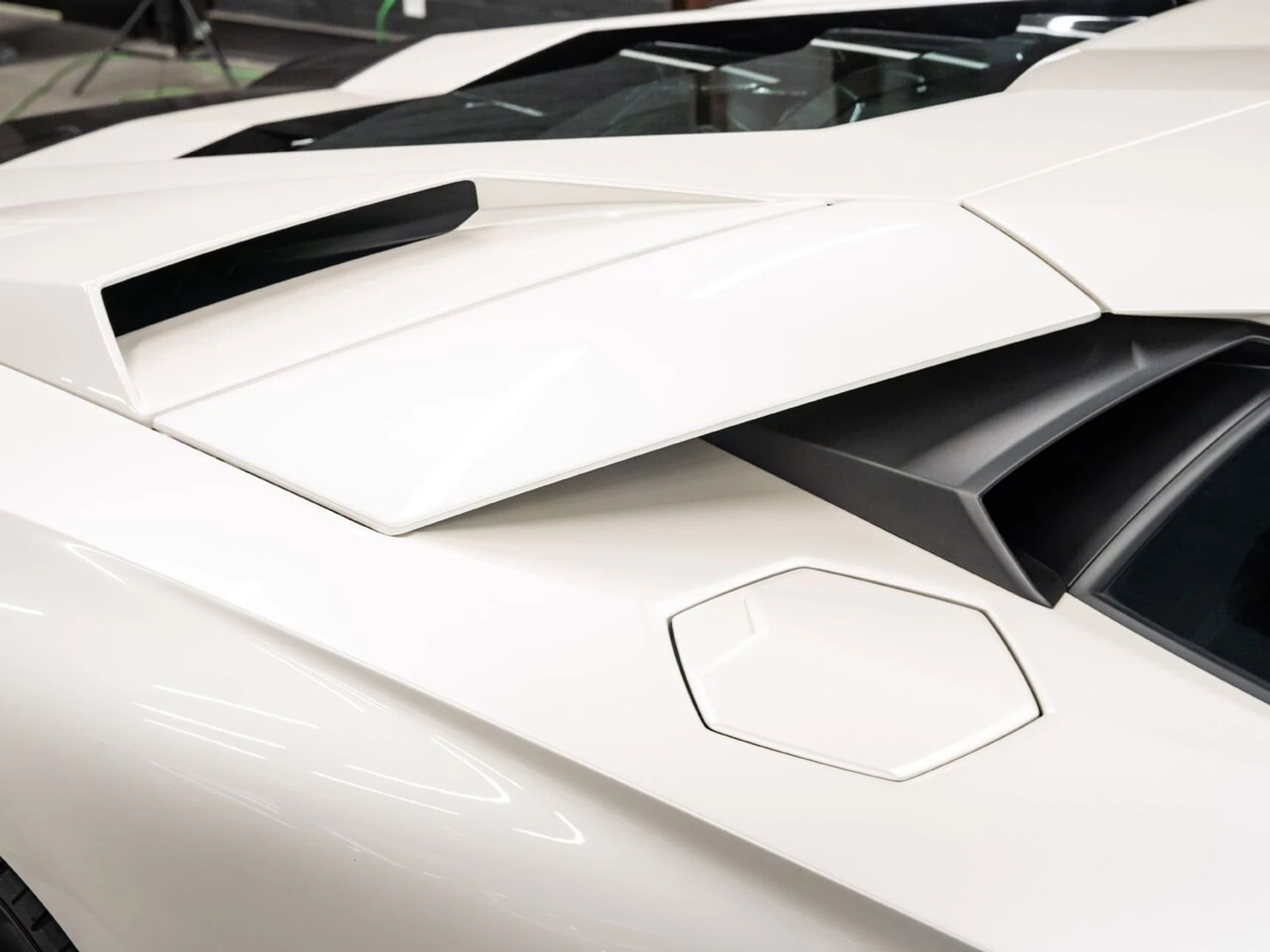 mph040_1556274522_lamborghini_aventador_2017_1ecf896265
