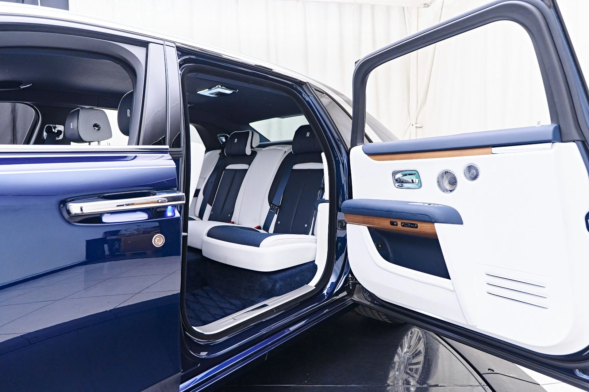 mph040_1586292245_Used_2023_Rolls_Royce_Ghost_1755200436_6121414af2