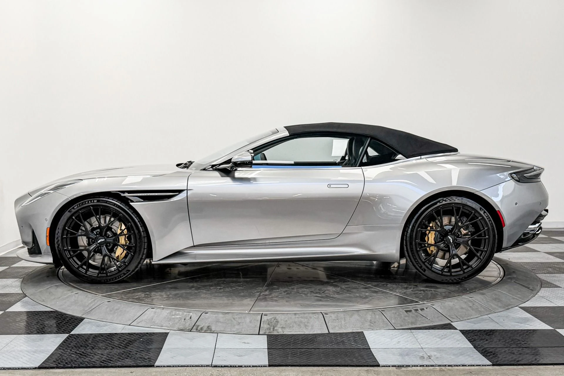 mph040_1600174543_Used_2025_Aston_Martin_DB_12_Volante_Duotone_interior_Bowers_and_Wilkins_Audio_Nearly_New_1789749797_0c6b7e194c