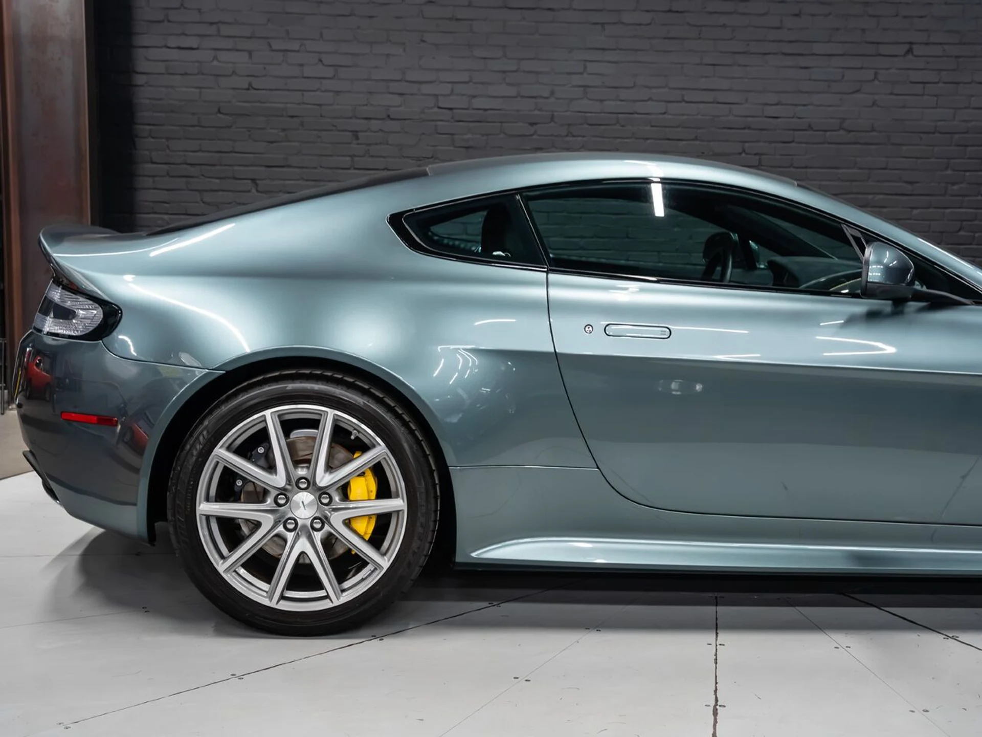 mph040_1619282112_aston_martin_v8_vantage_2015_ada2f95463