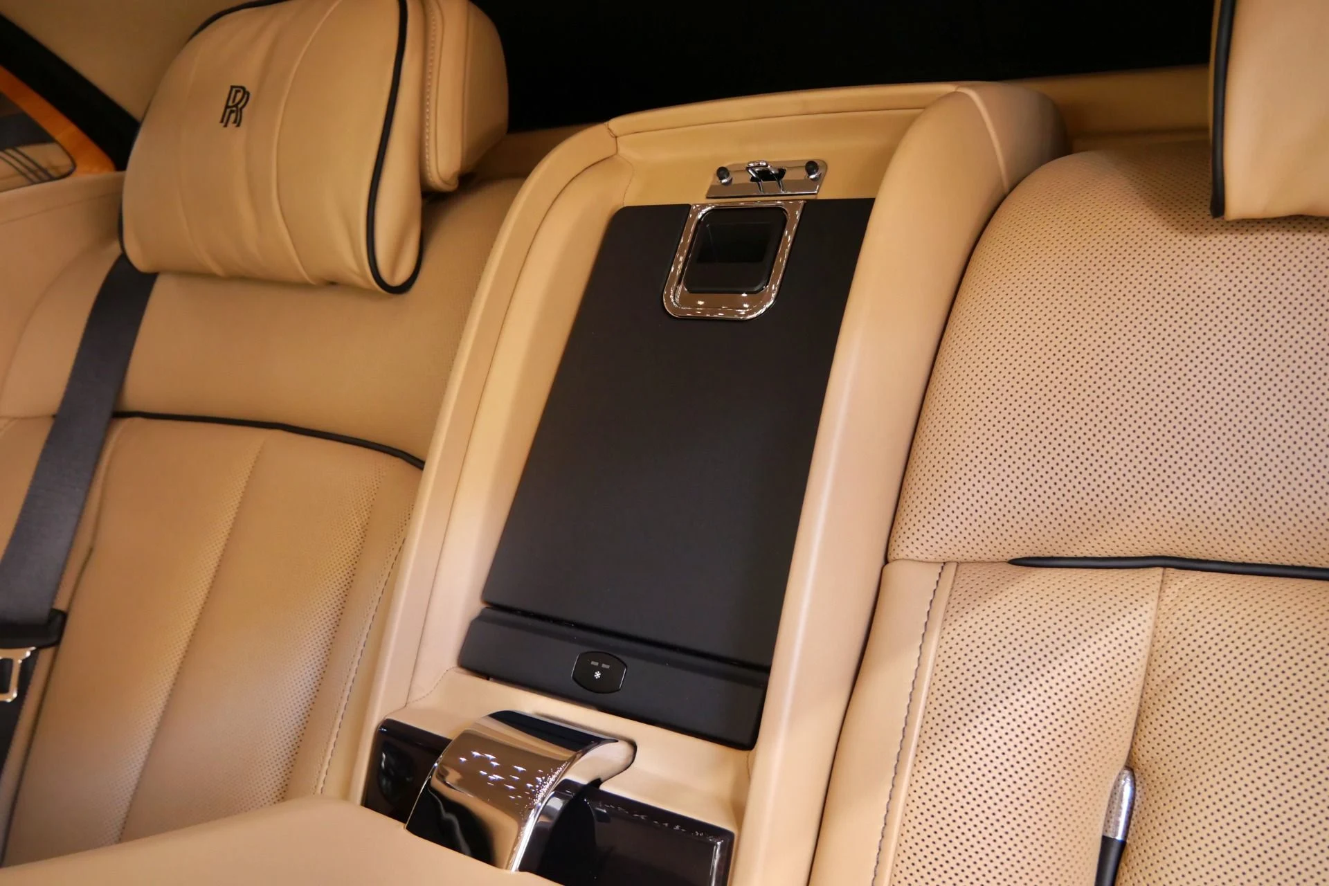 mph040_1653074308_Used_2020_Rolls_Royce_Phantom_1760120905_cf2c99b1d0