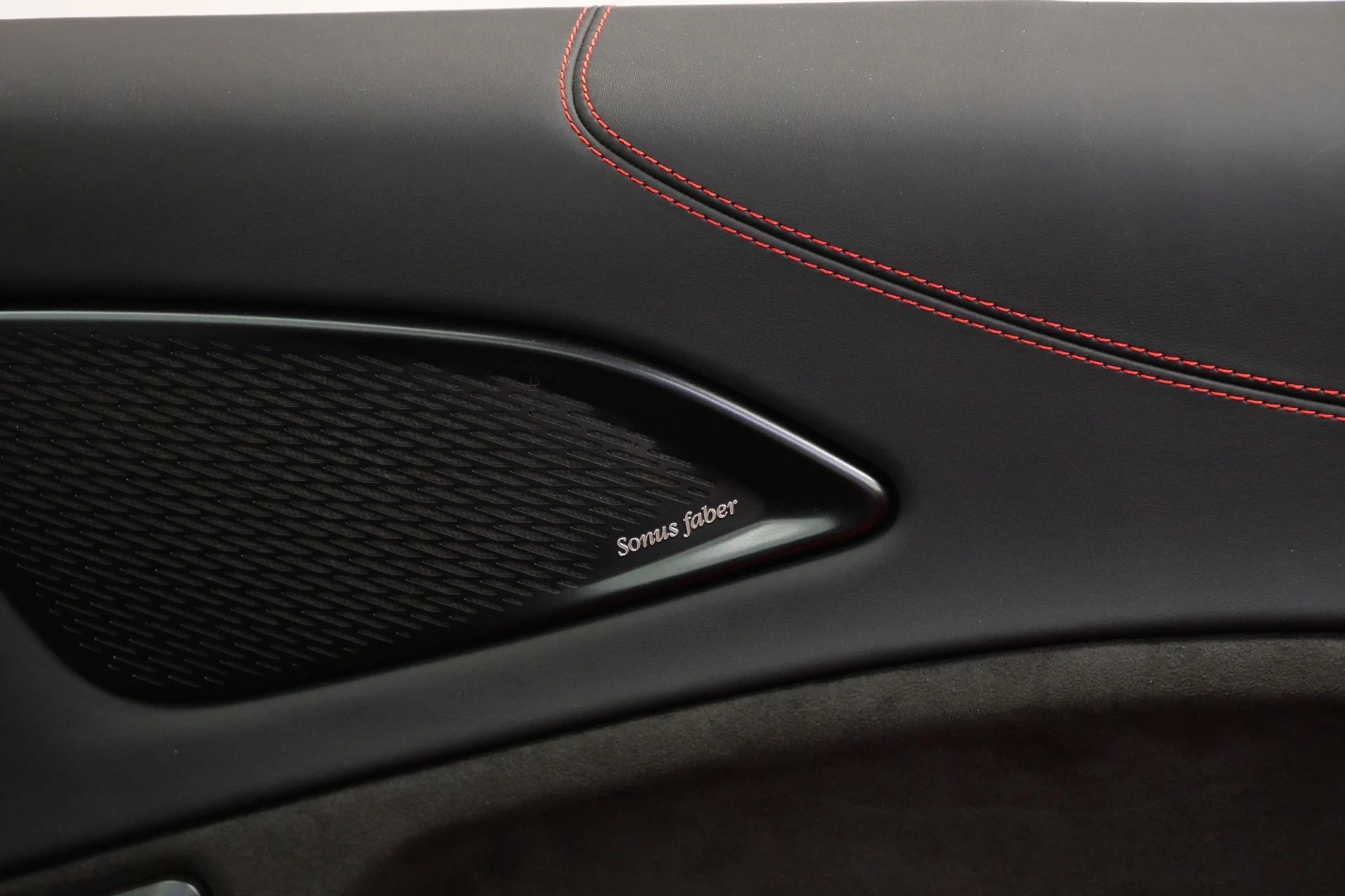 mph040_1792564379_Used_2023_Maserati_MC_20_Cielo_1598_Miles_Carbon_Ceramic_Brakes_Interior_Exterior_Carbon_Packages_1776351589_85a635643e