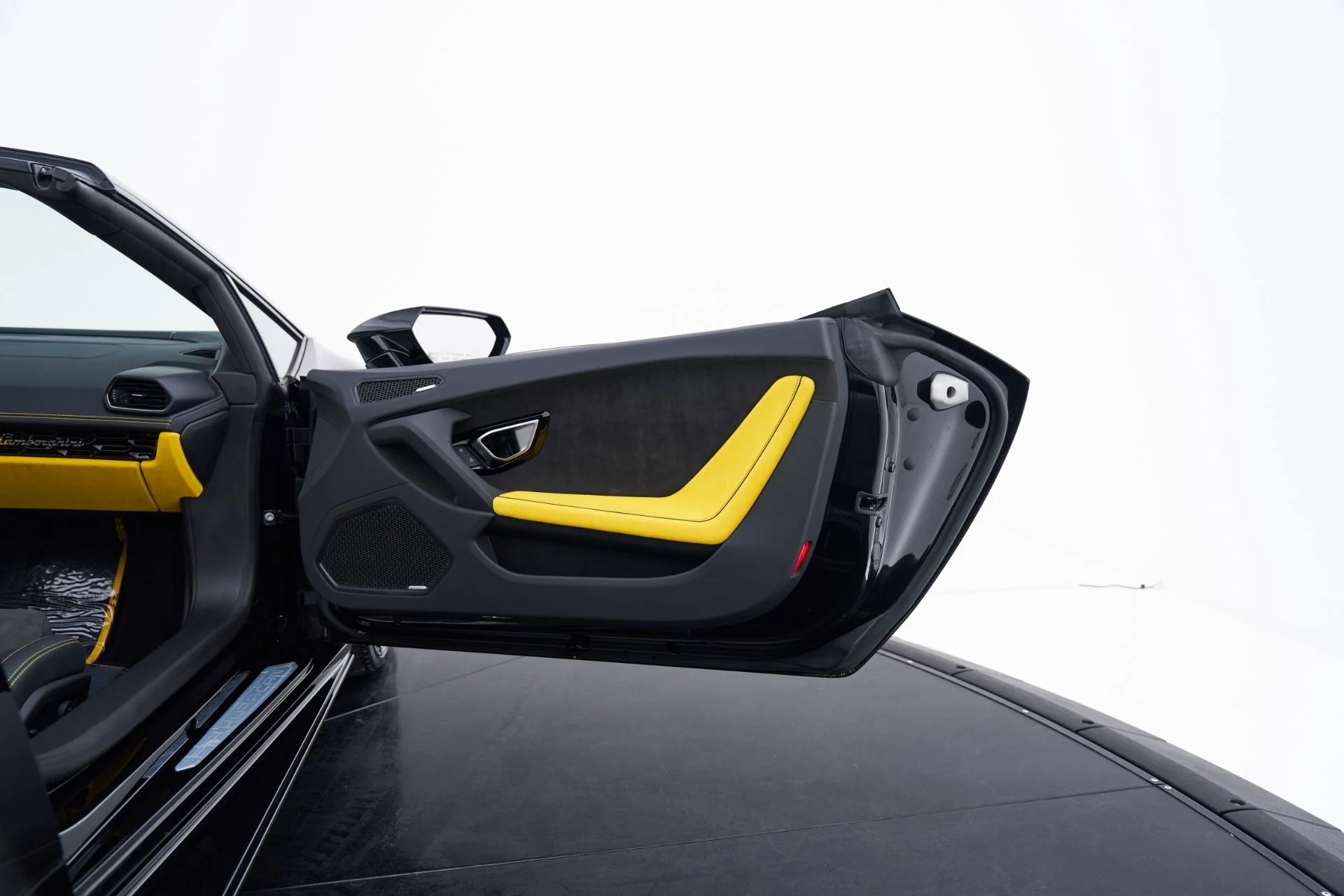 mph040_1800725933_Used_2024_Lamborghini_Huracan_1793135581_5ed1cf6e9e