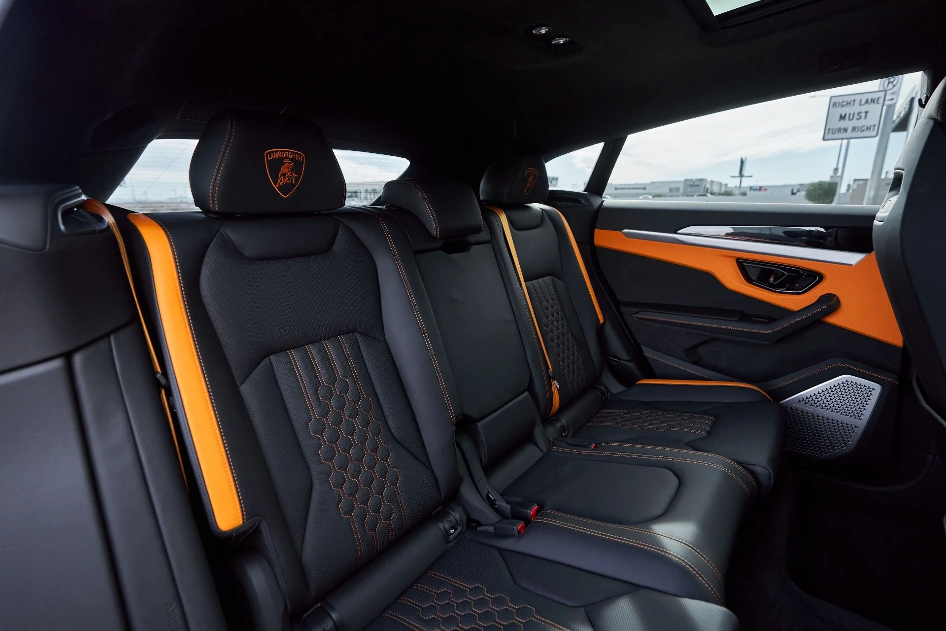 mph040_1813108156_Used_2025_Lamborghini_Urus_SE_1763677040_713e4538f4