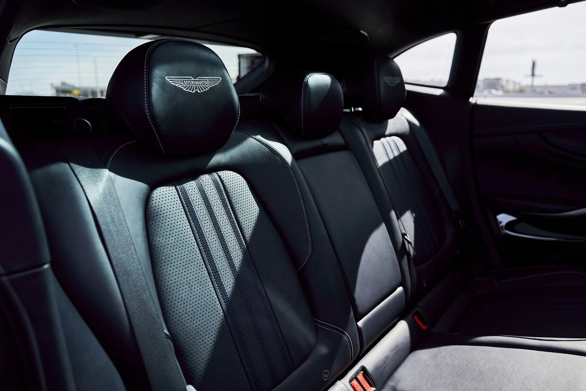 mph040_1817353460_Used_2025_Aston_Martin_DBX_707_1771642288_8cd3625b4d